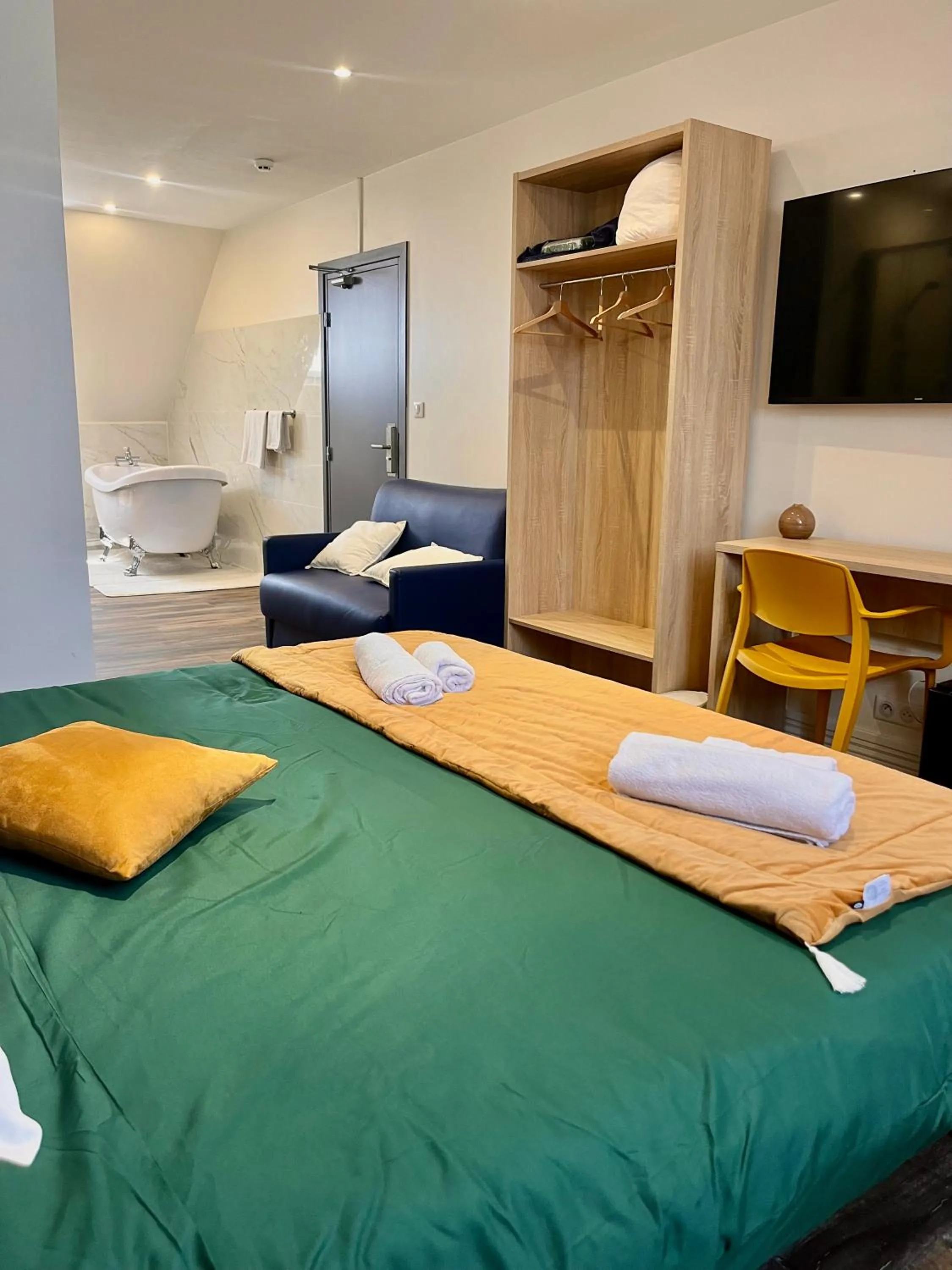 Bedroom, Bed in Armor Hotel