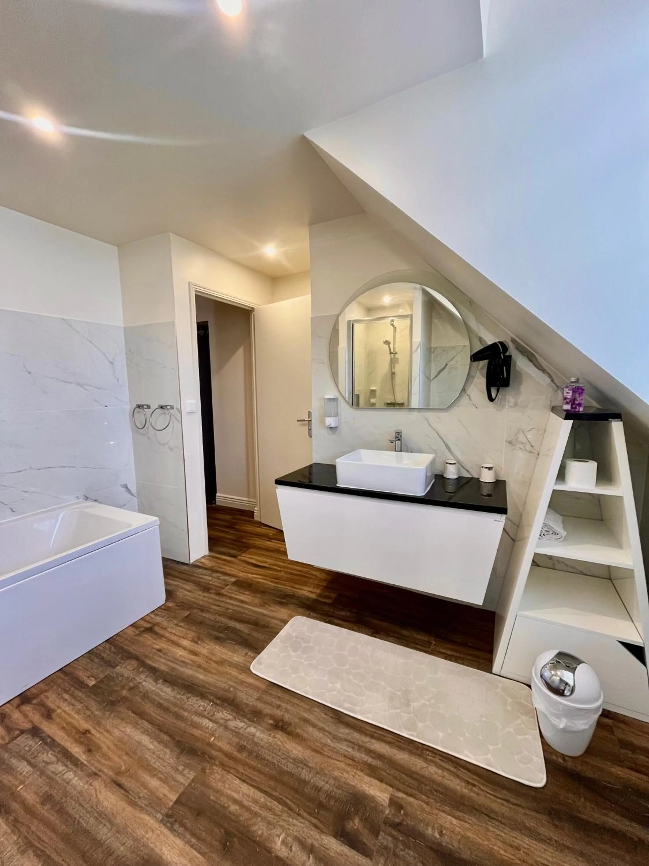 Bathroom, Bed in Armor Hotel