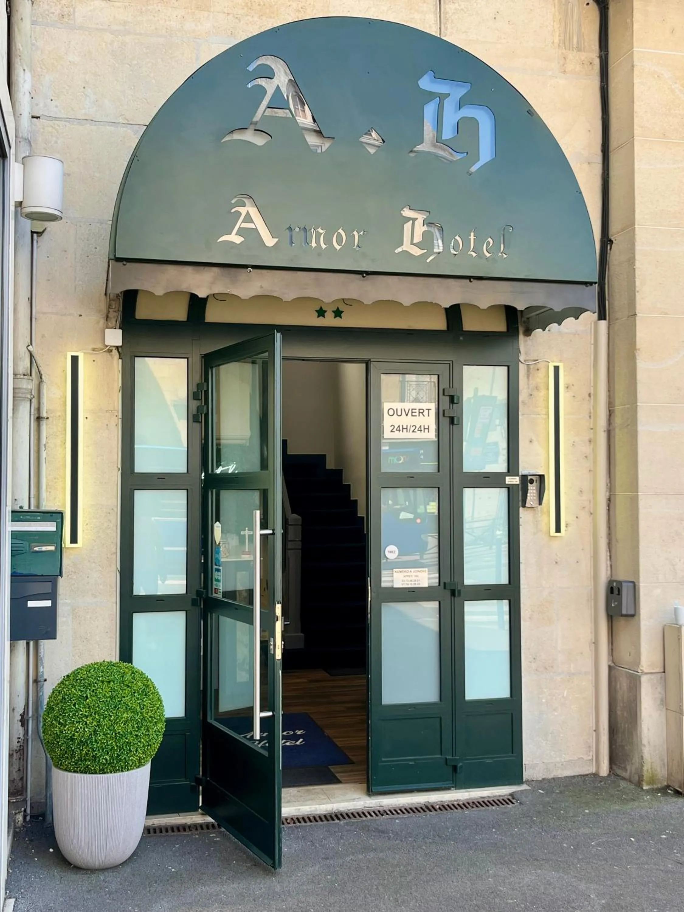 Facade/entrance in Armor Hotel