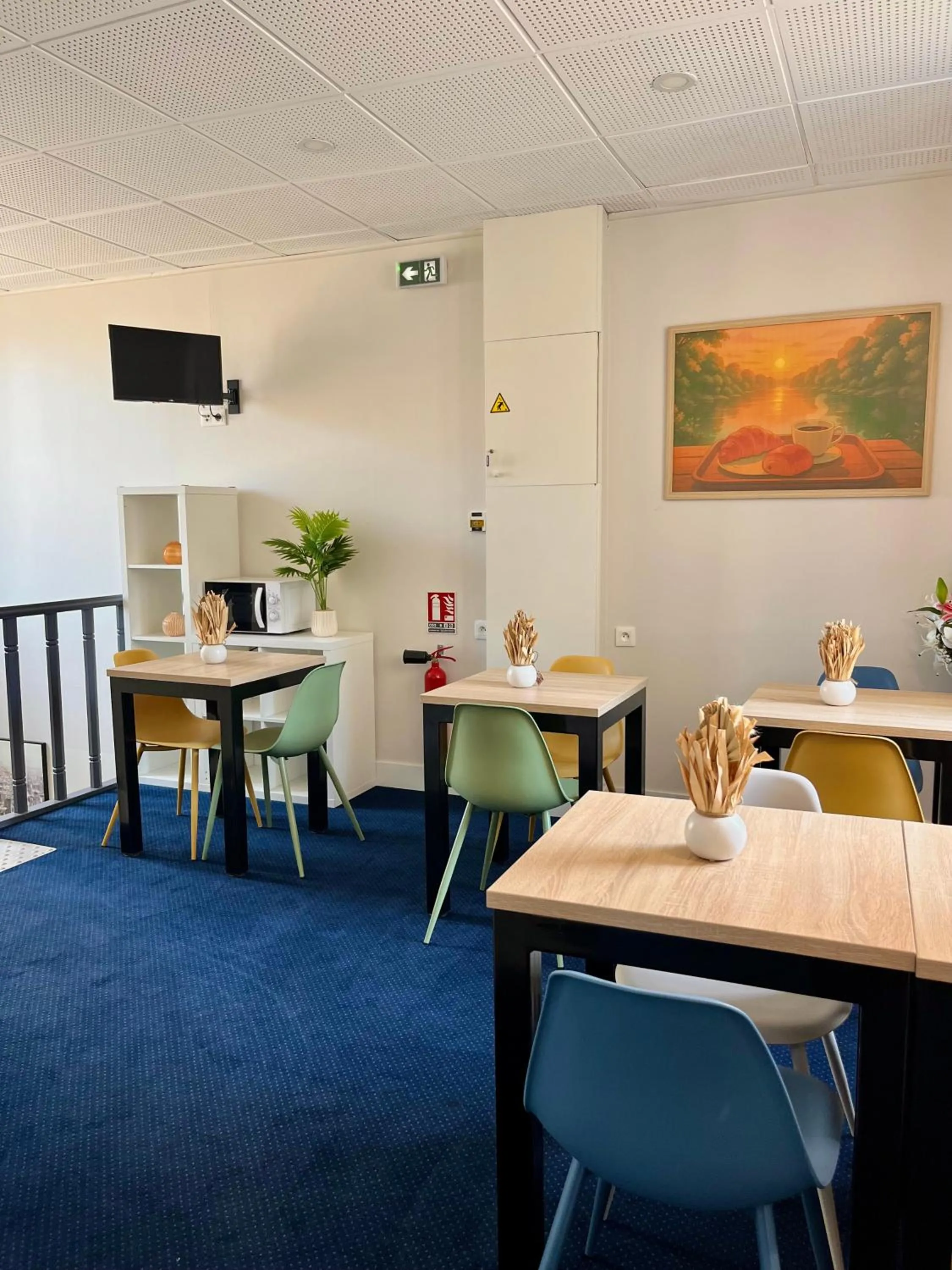 Restaurant/places to eat in Armor Hotel