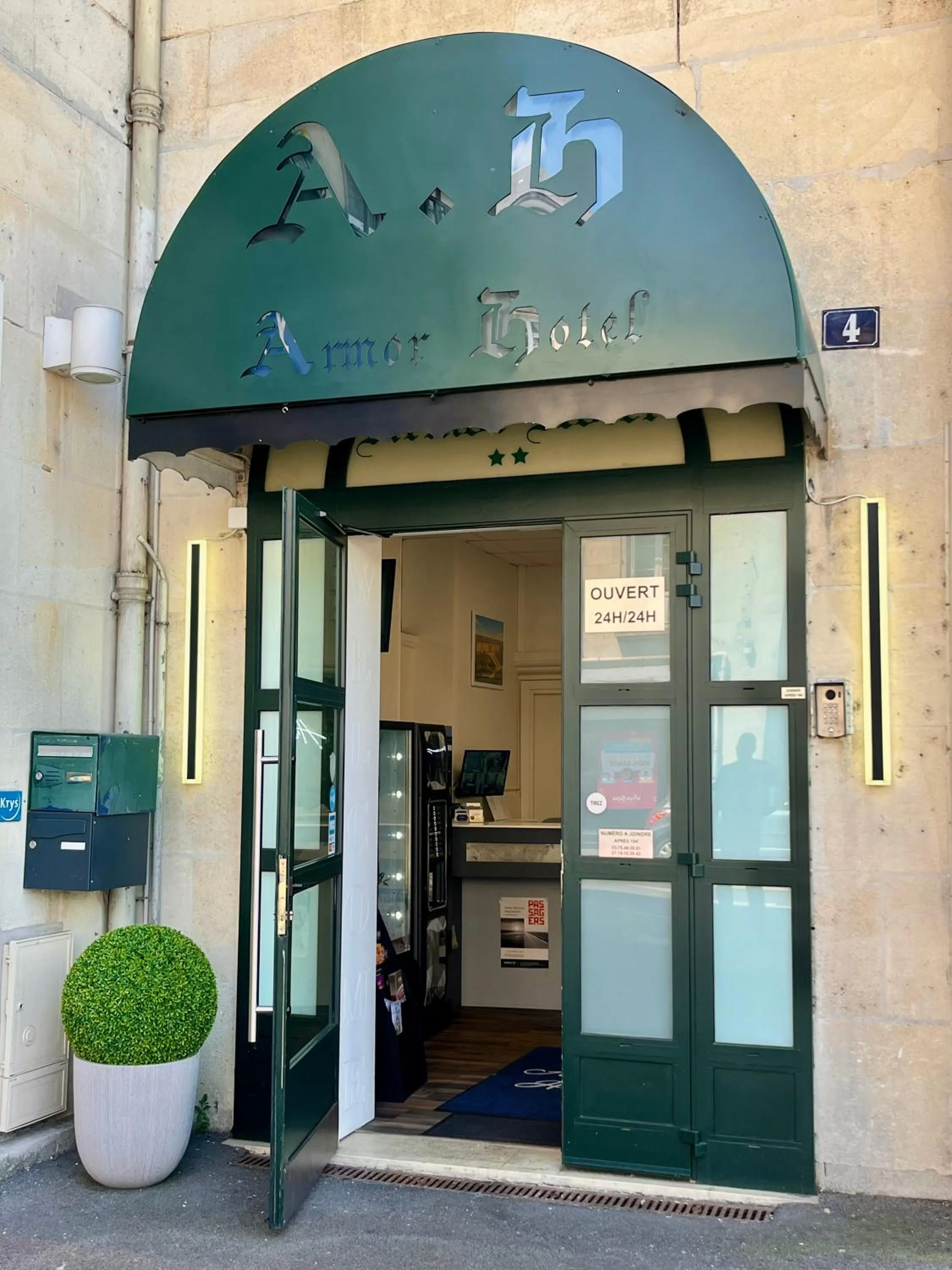 Facade/entrance in Armor Hotel