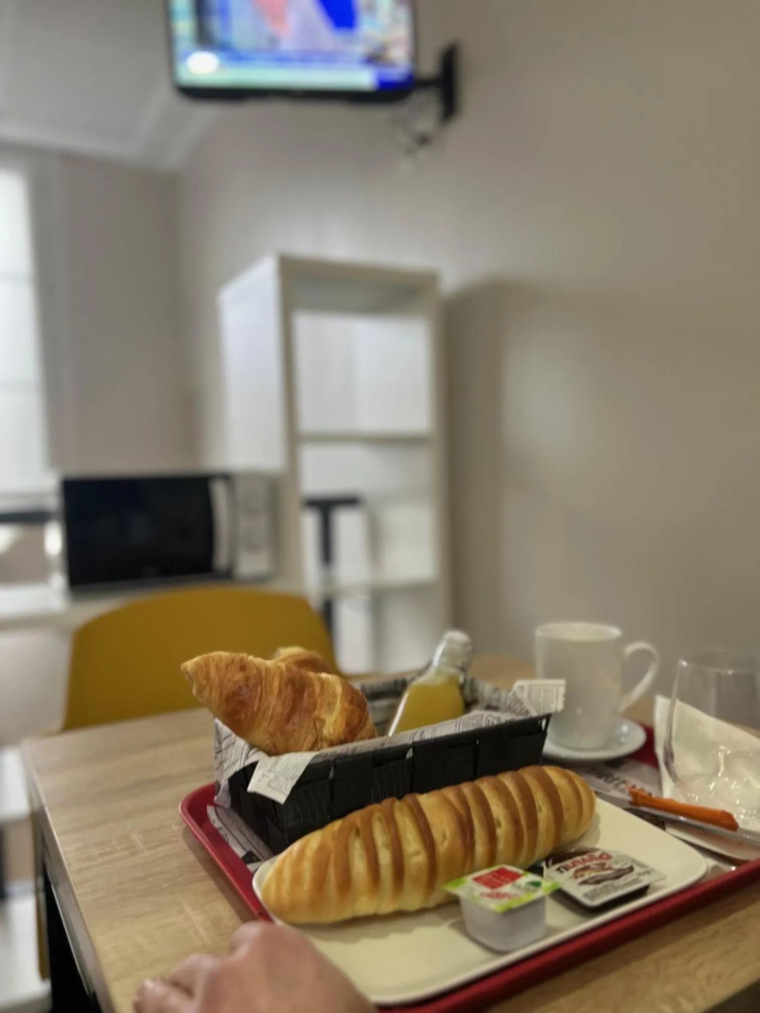 Breakfast in Armor Hotel
