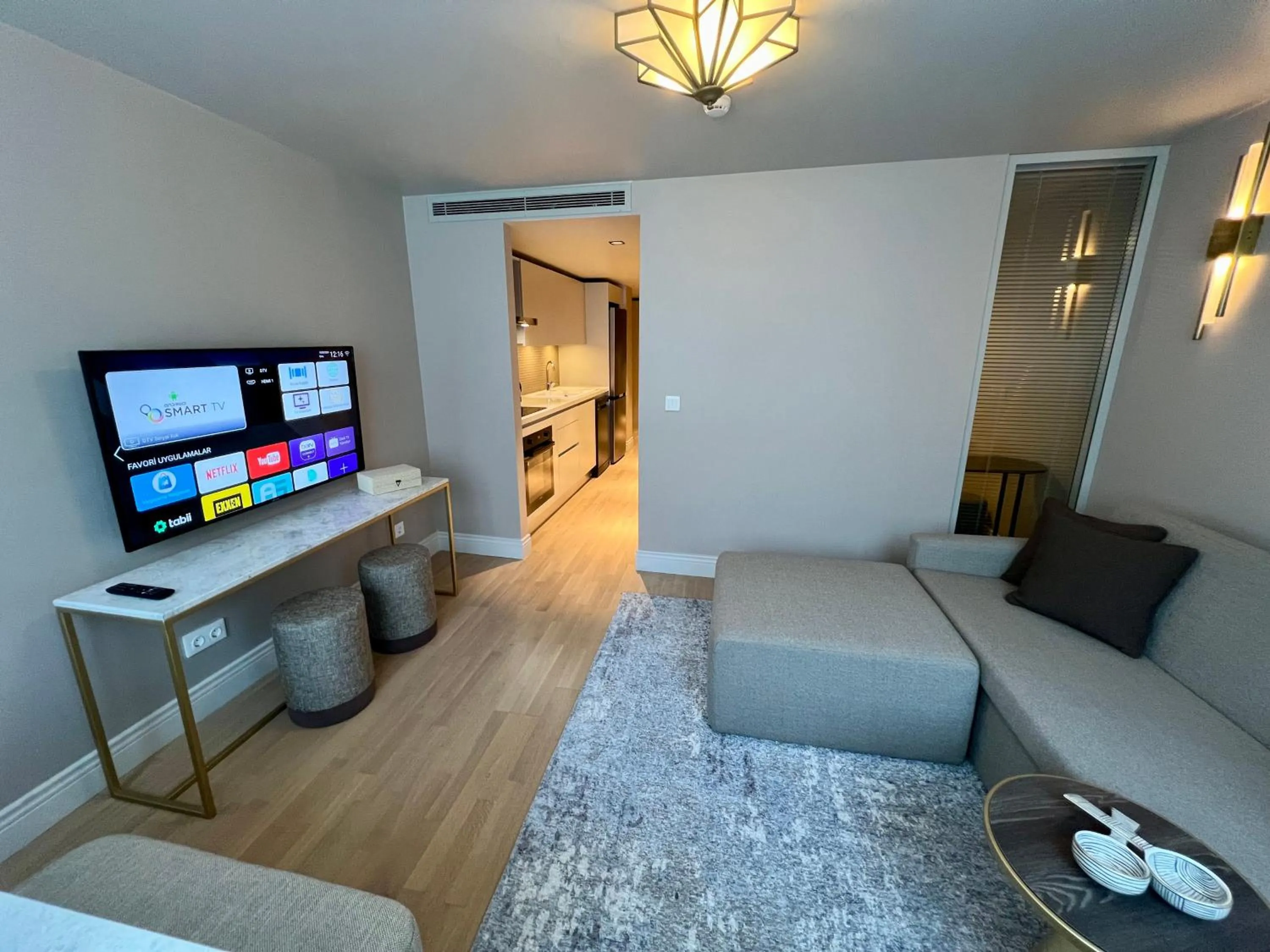 TV and multimedia in Weingart Suites Hotel