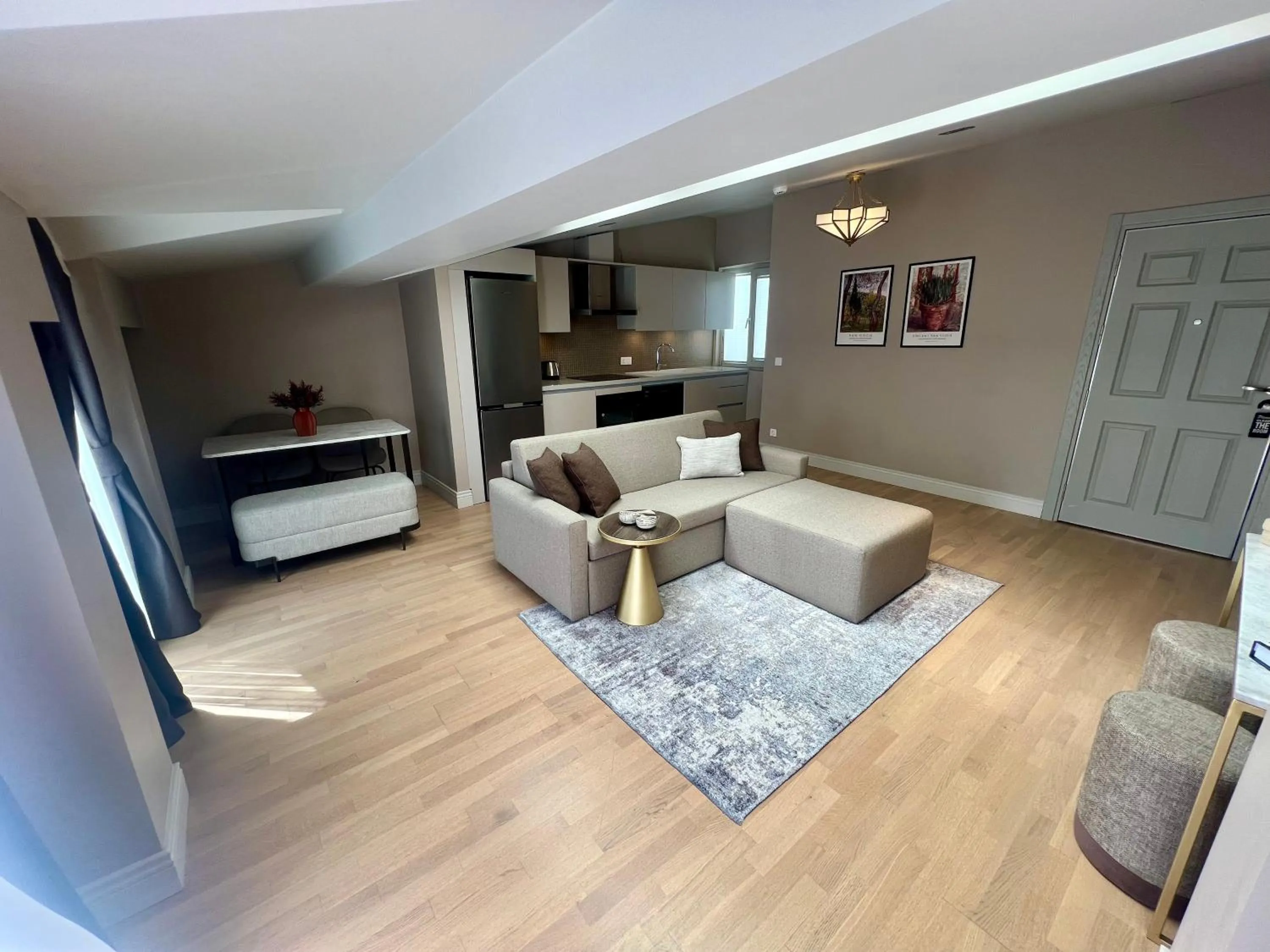 TV and multimedia in Weingart Suites Hotel