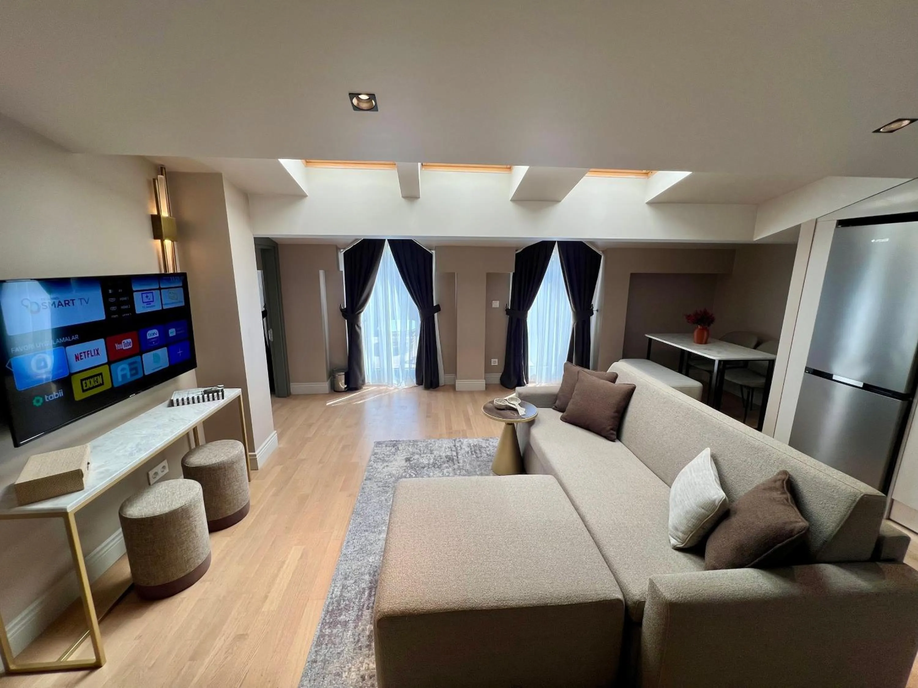 Communal lounge/ TV room in Weingart Suites Hotel