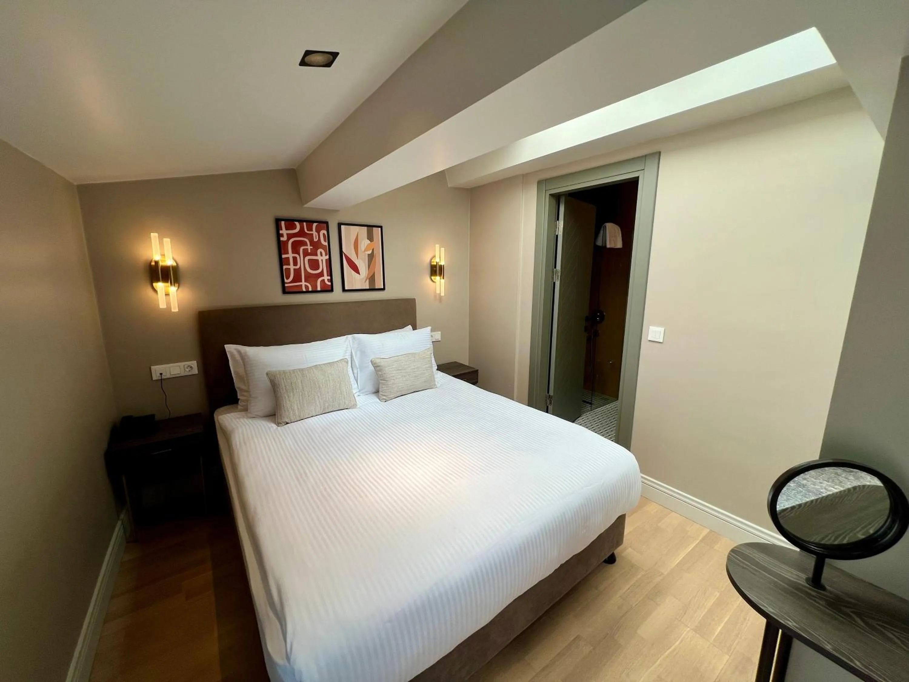 Bed in Weingart Suites Hotel