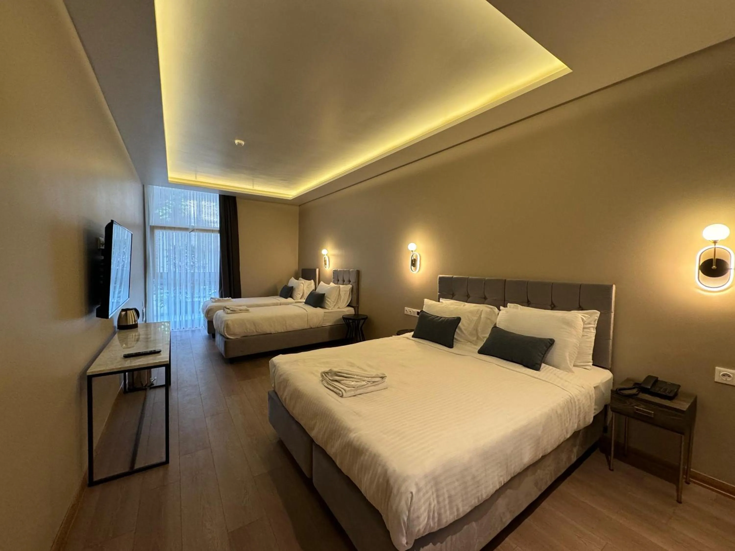 TV and multimedia, Bed in Weingart Suites Hotel