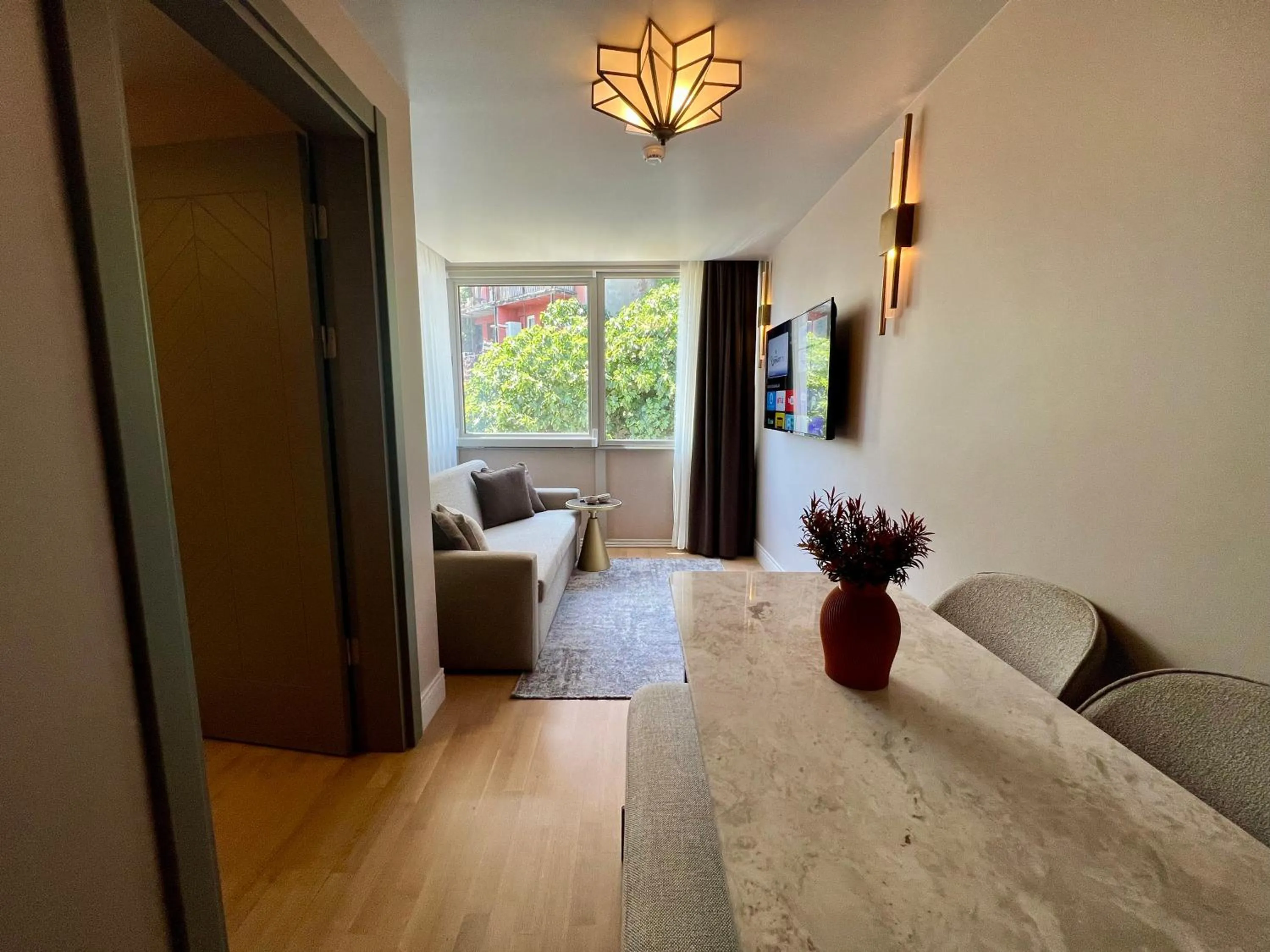 TV and multimedia in Weingart Suites Hotel