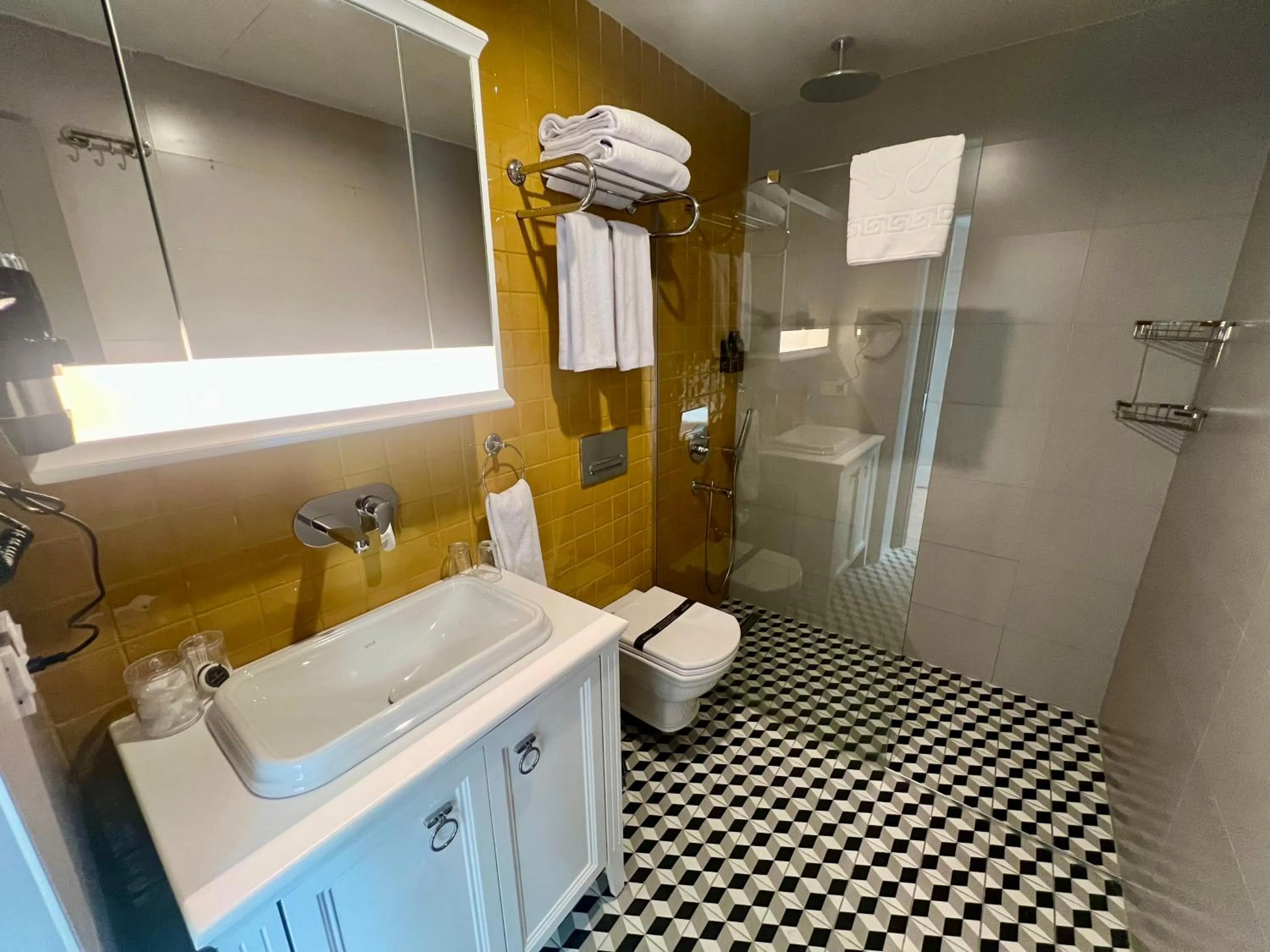 Shower in Weingart Suites Hotel