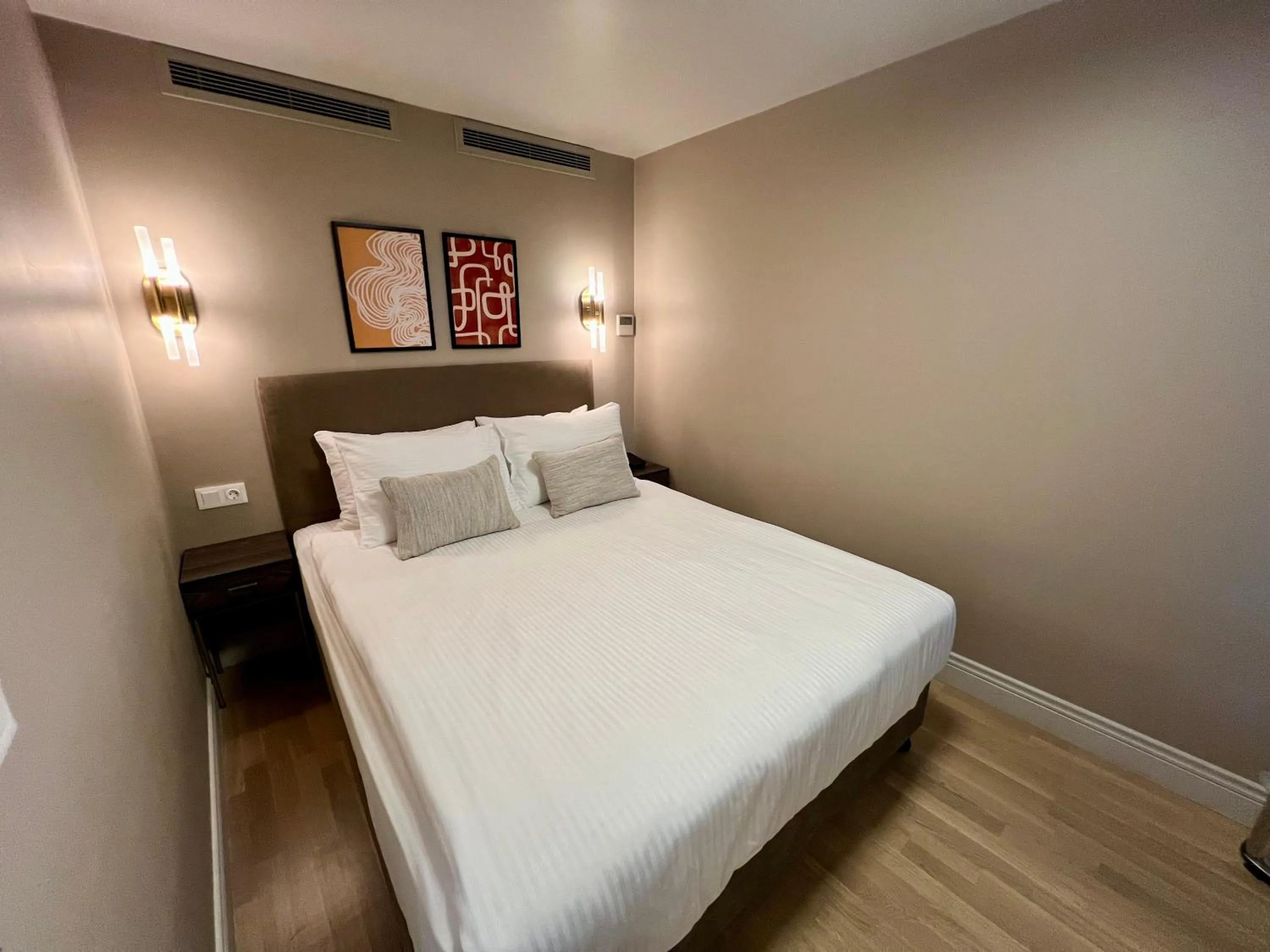 Bed in Weingart Suites Hotel