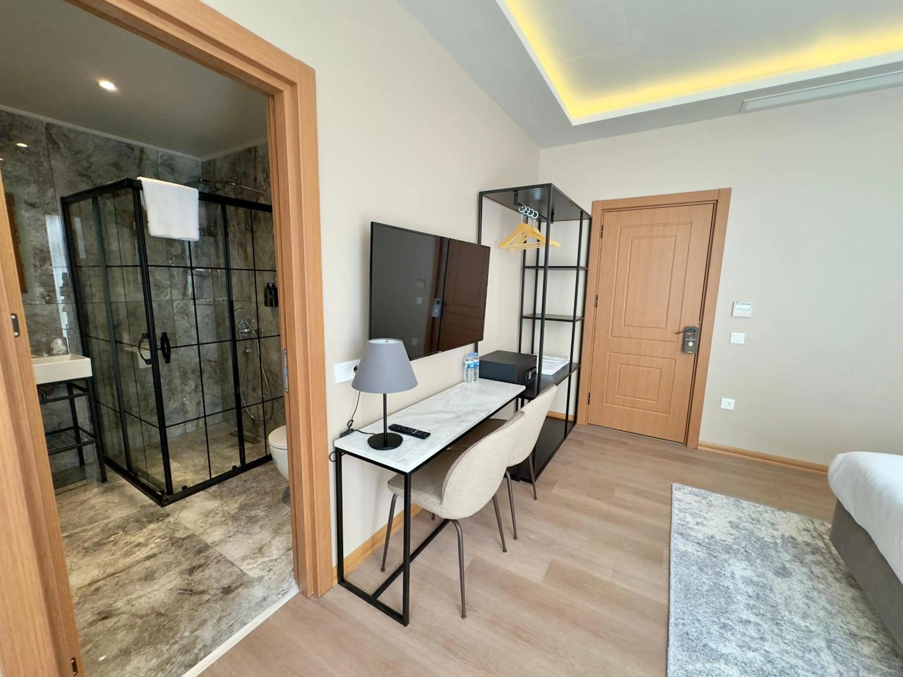 TV and multimedia, Bed in Weingart Suites Hotel