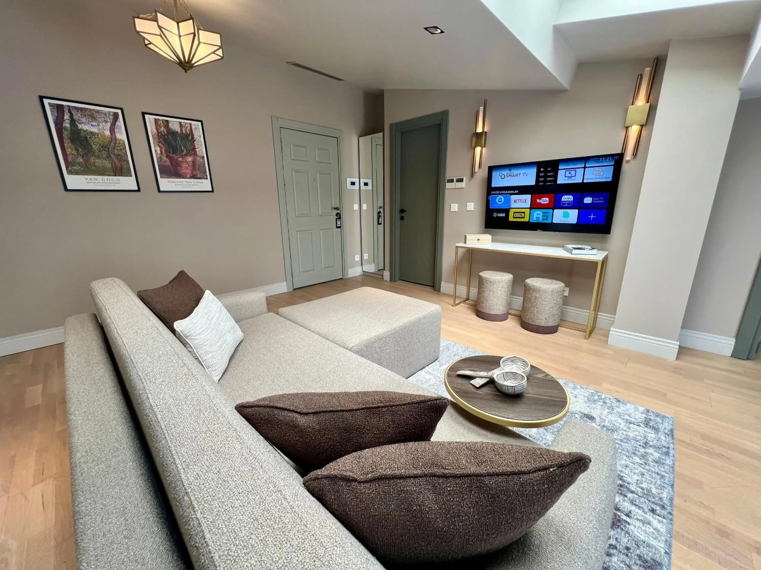 TV and multimedia in Weingart Suites Hotel TV and multimedia in Weingart Suites Hotel