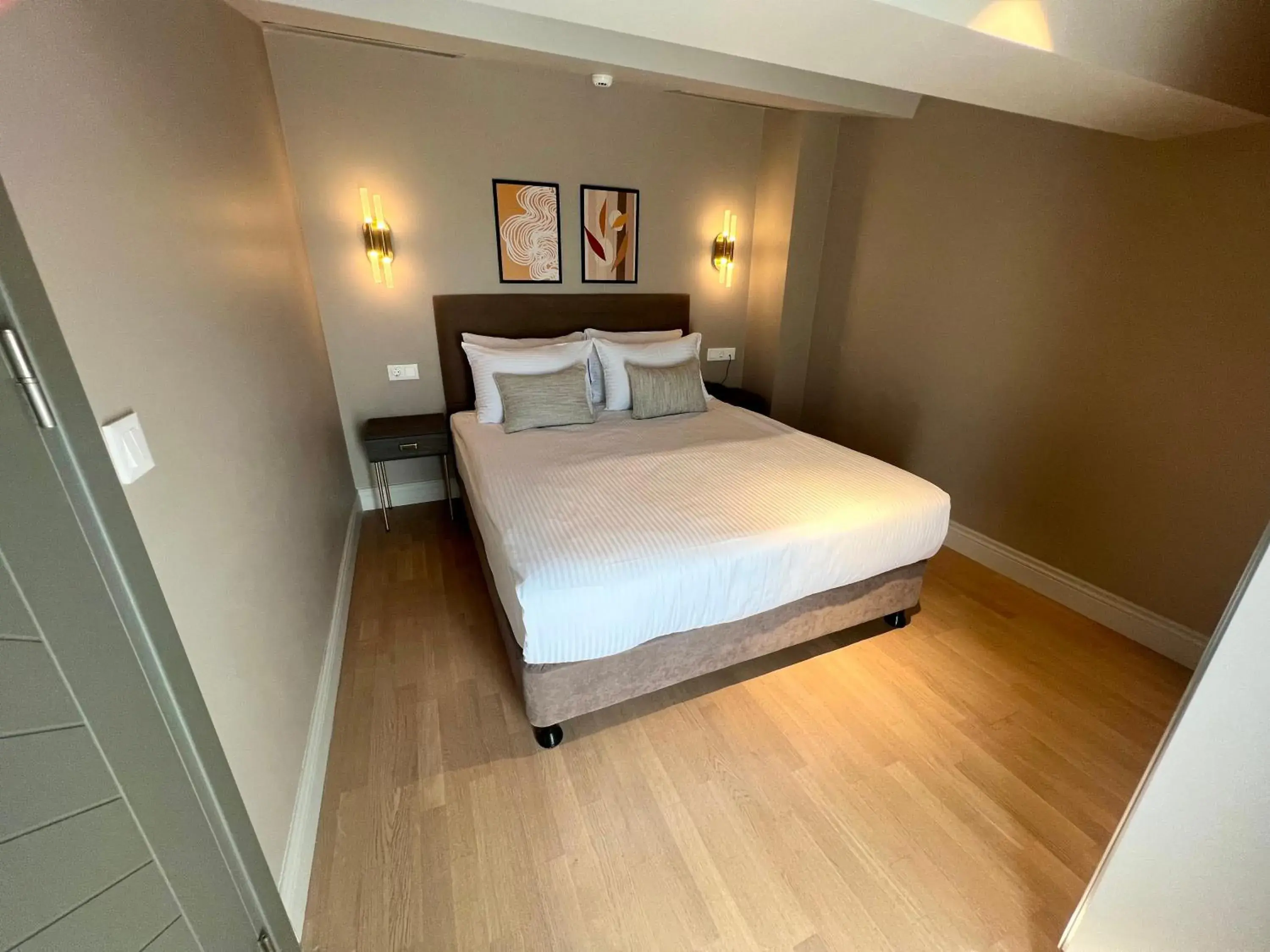 Bed in Weingart Suites Hotel Bed in Weingart Suites Hotel