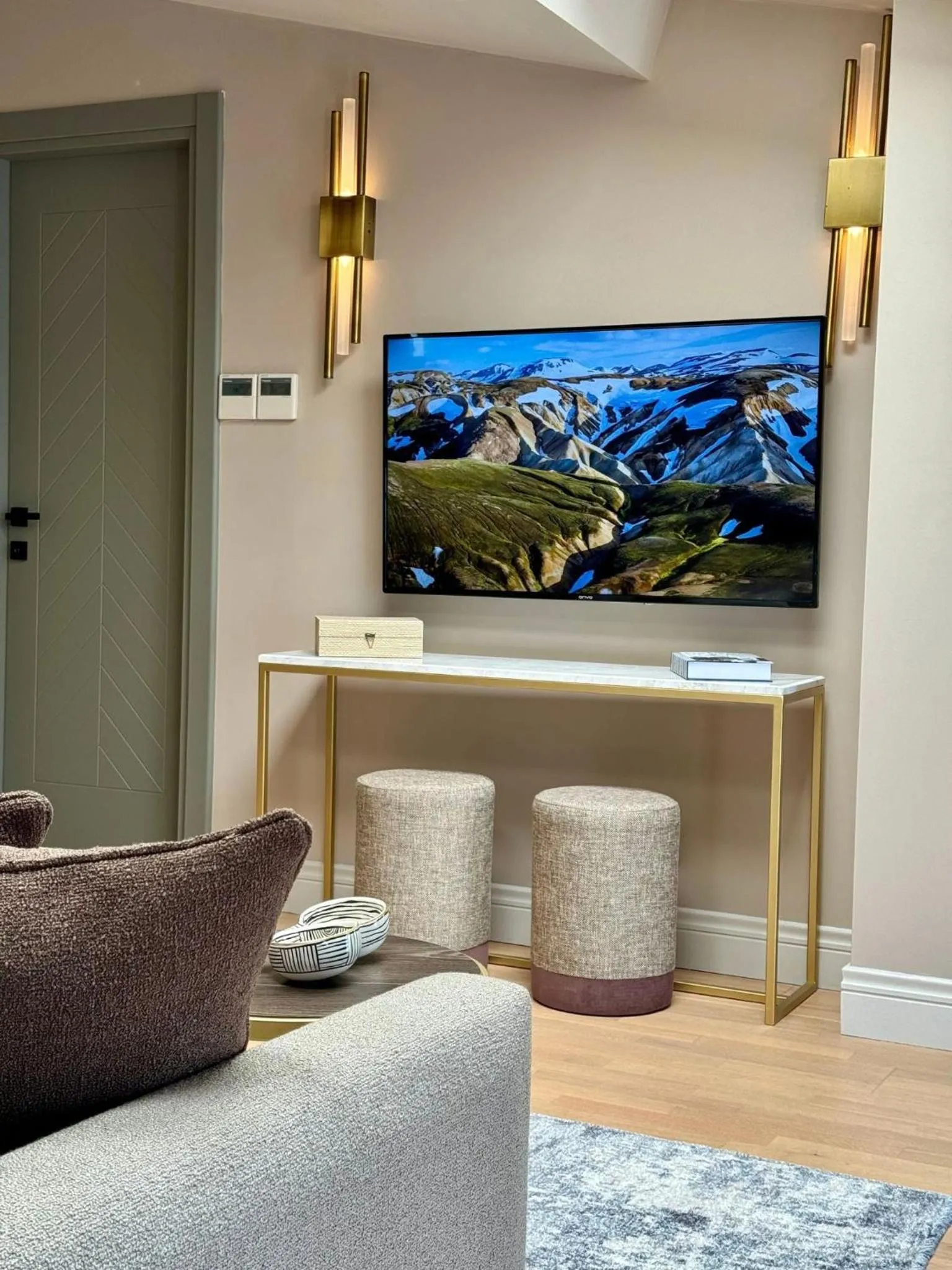 TV and multimedia in Weingart Suites Hotel