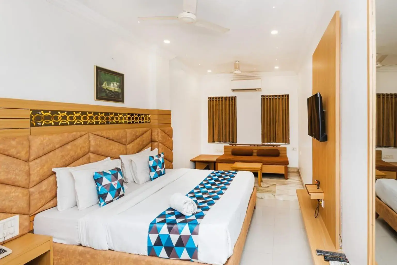 Bed in HOTEL GALAXY SURAT Bed in HOTEL GALAXY SURAT