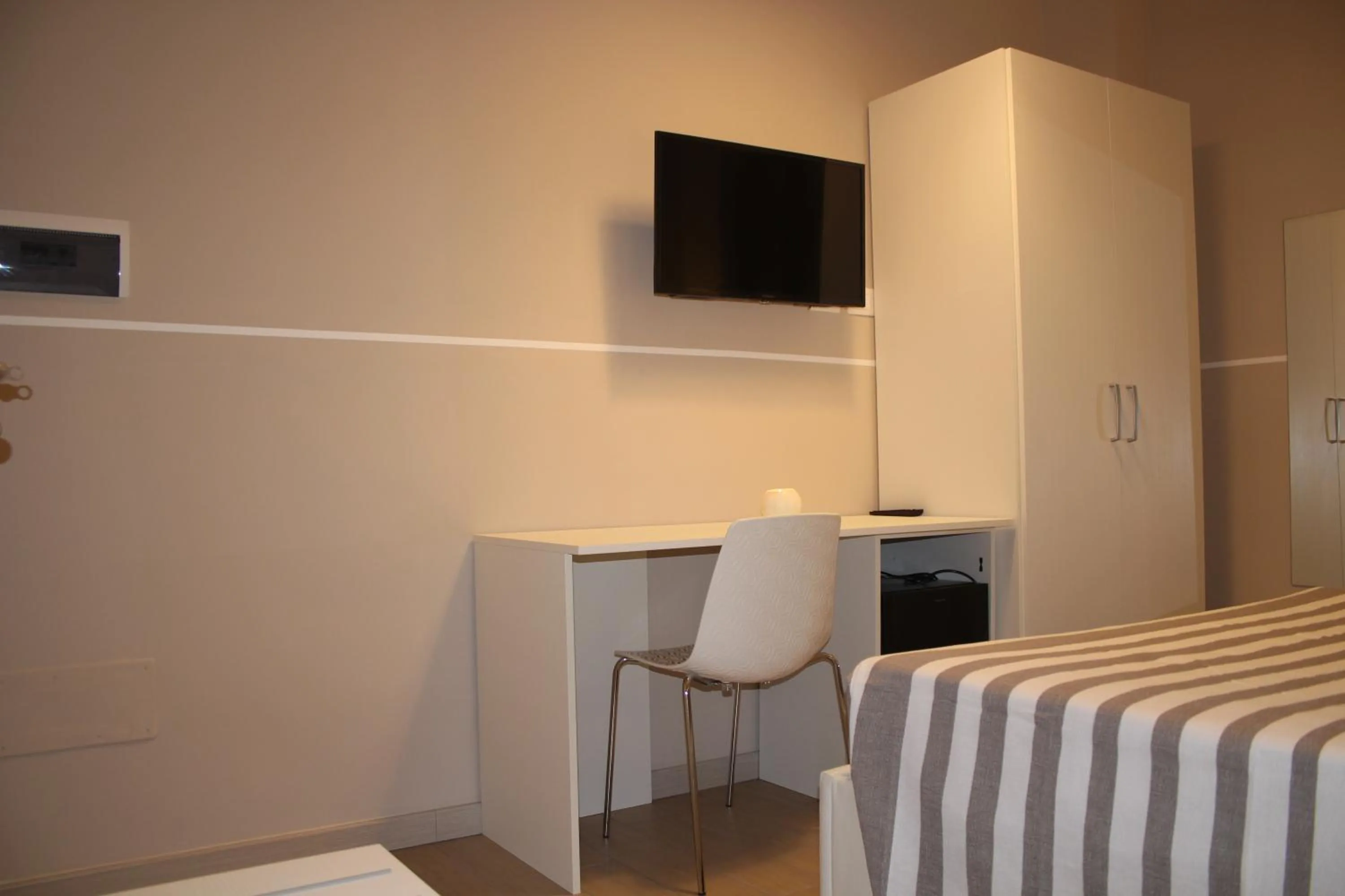 wardrobe, Bed in Lasso B&B