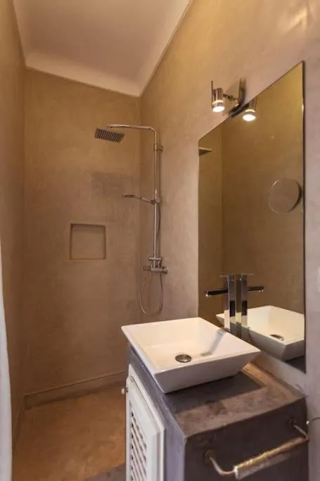 Bathroom in Riad La Sarrazine Privatisation complète Maison de famille à Marrakech