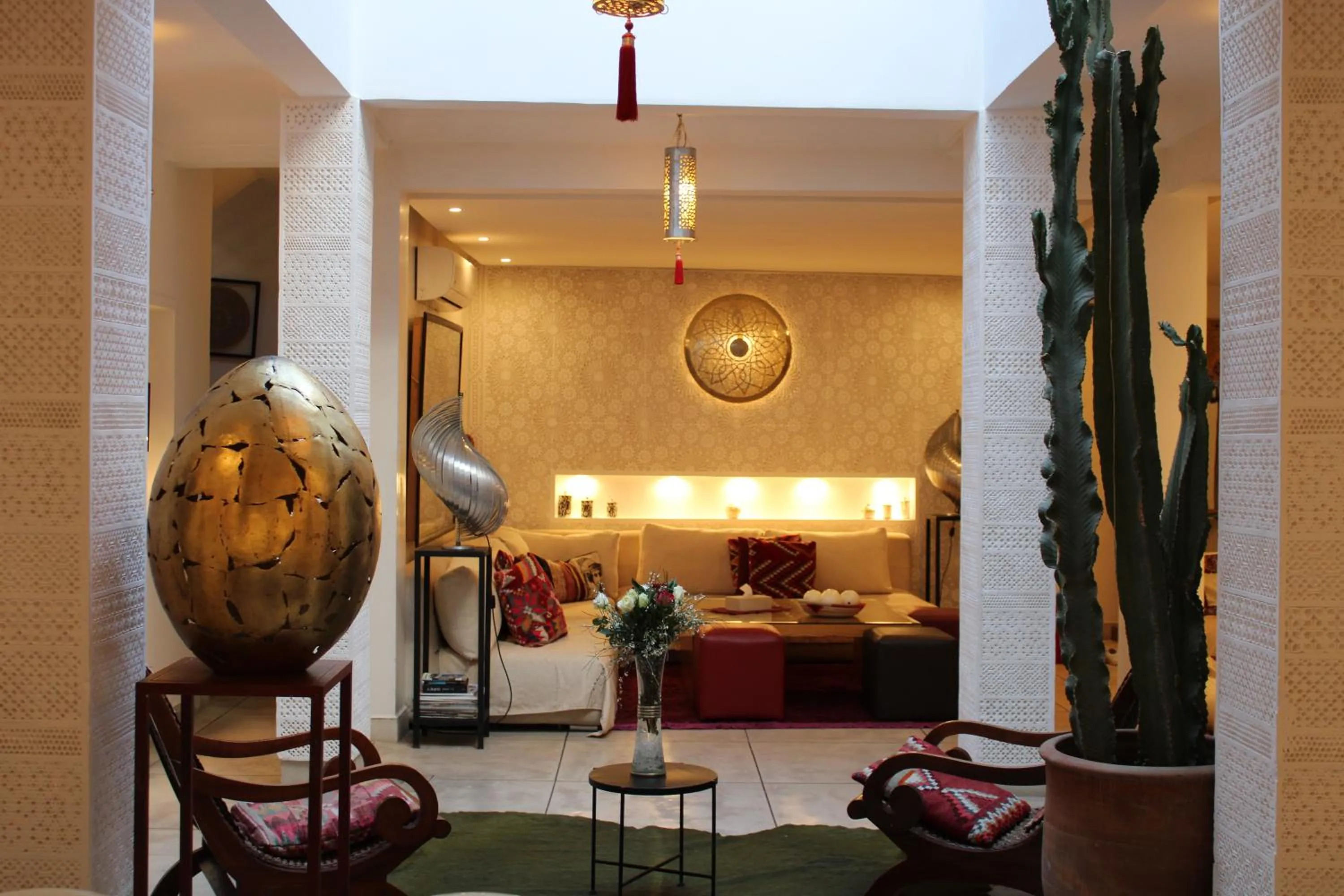 Living room in Riad La Sarrazine Privatisation complète Maison de famille à Marrakech