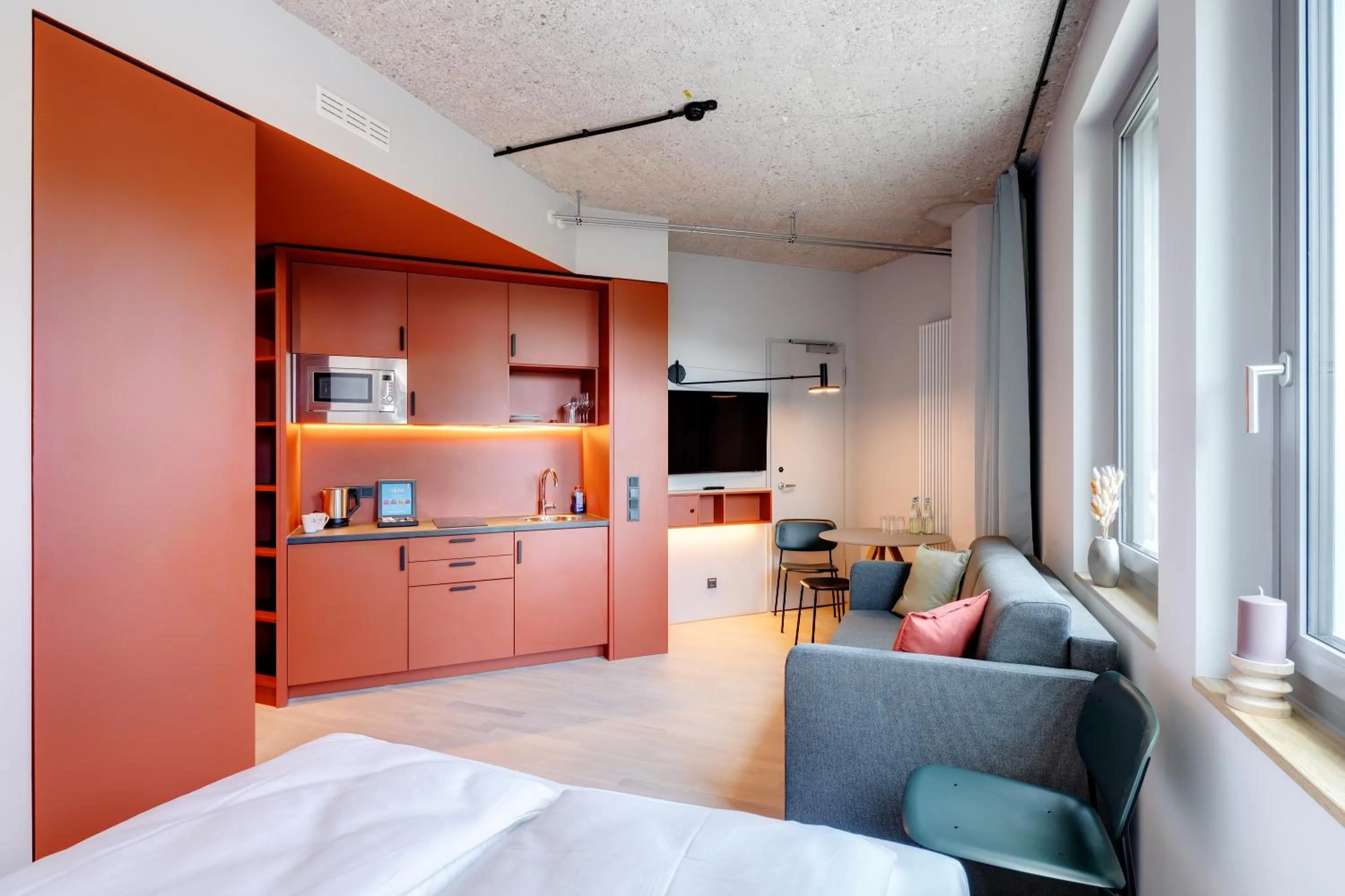 Communal lounge/ TV room, Bed in DEIN APART München