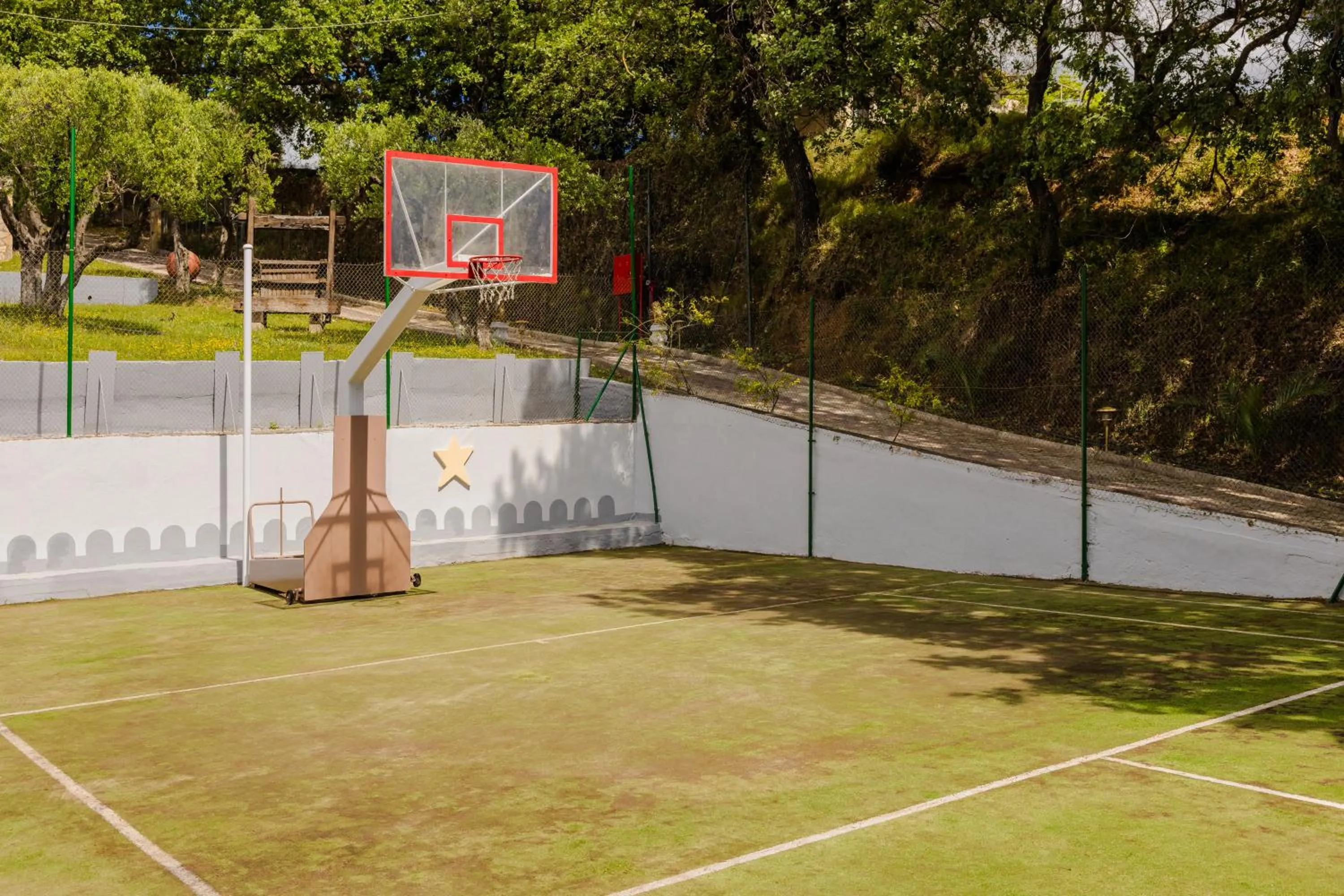 Tennis court in Costa Avithos