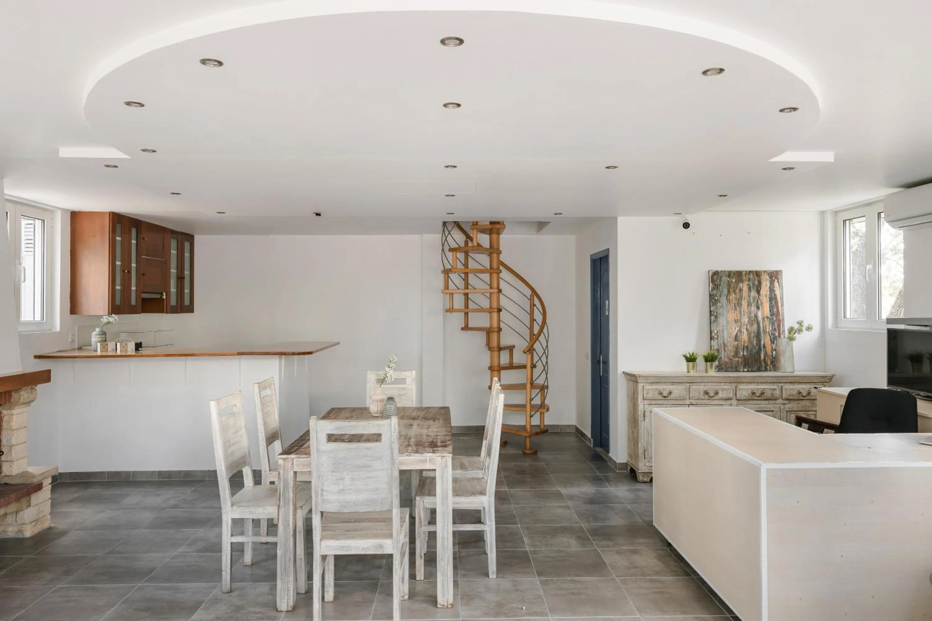 On-site shops in Costa Avithos