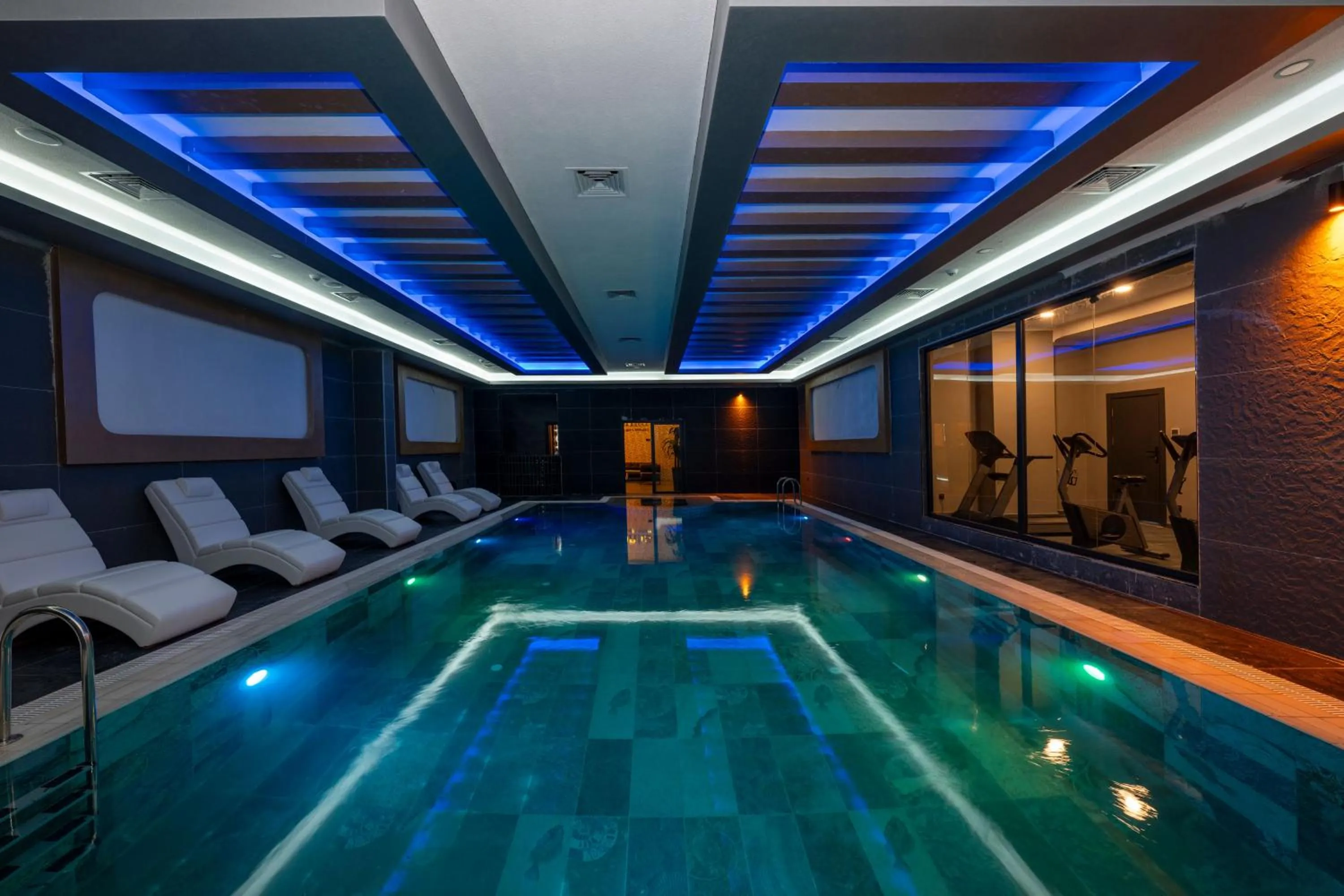 Swimming pool in The Nirvanas Hotel