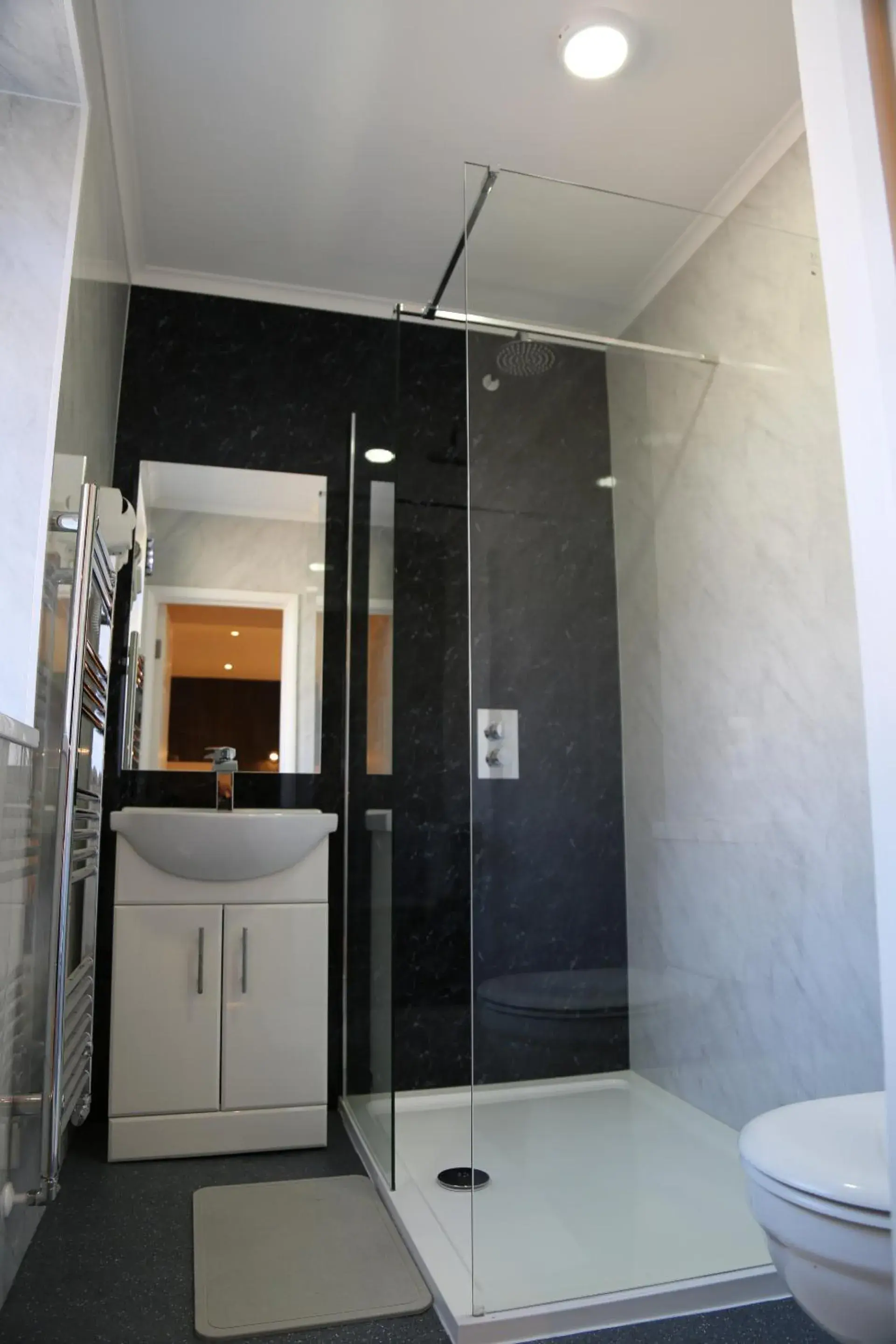 Twin Room with Shared Bathroom in Debden Guest House Twin Room with Shared Bathroom in Debden Guest House