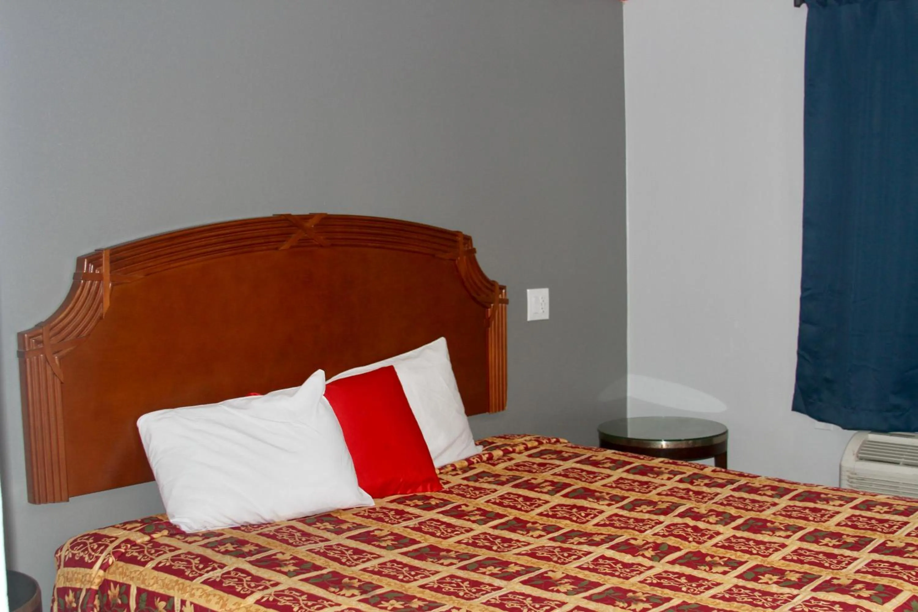 Bedroom, Bed in Broadway Inn Motel