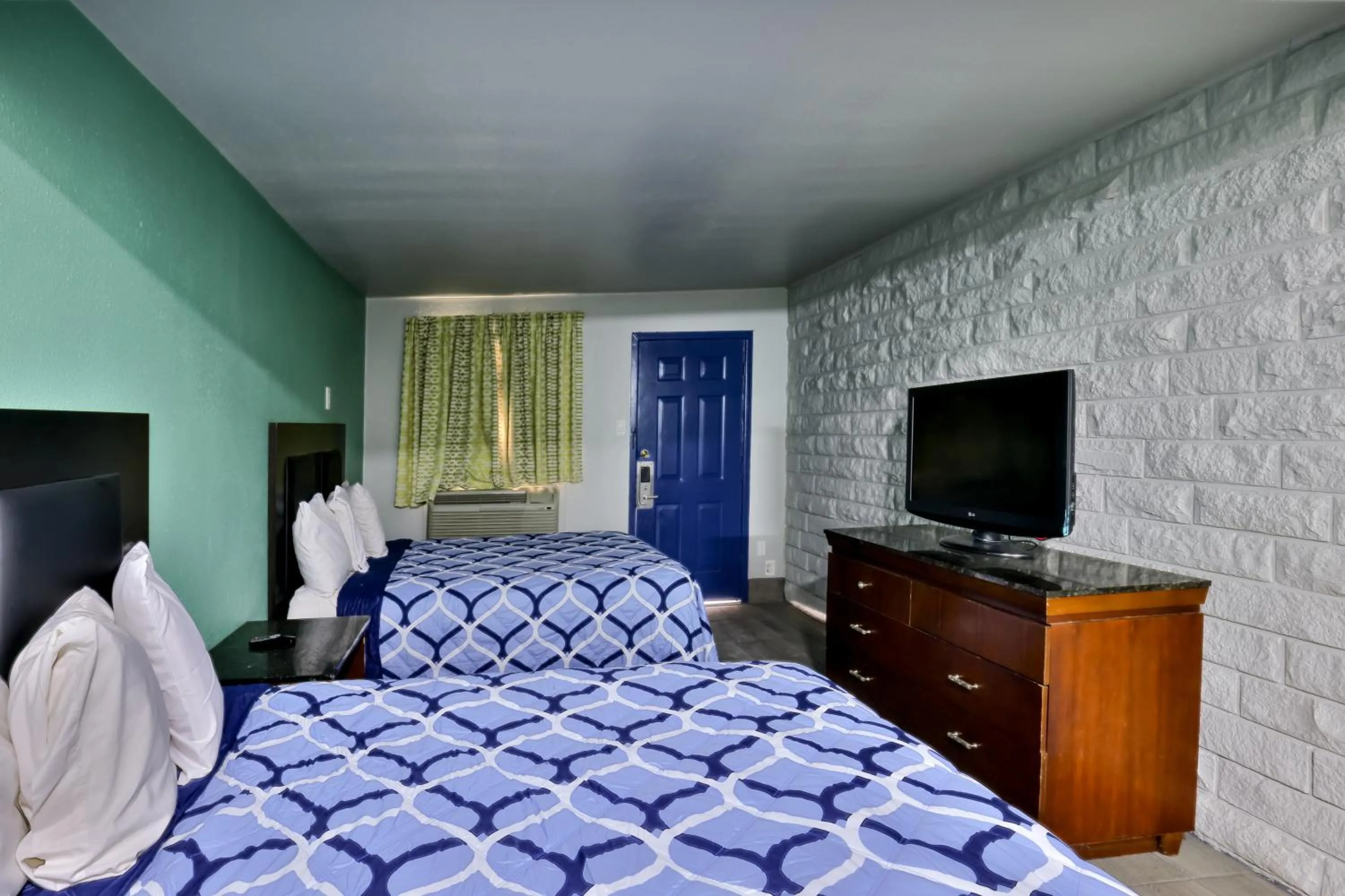 Bed in EL TEJAS MOTEL