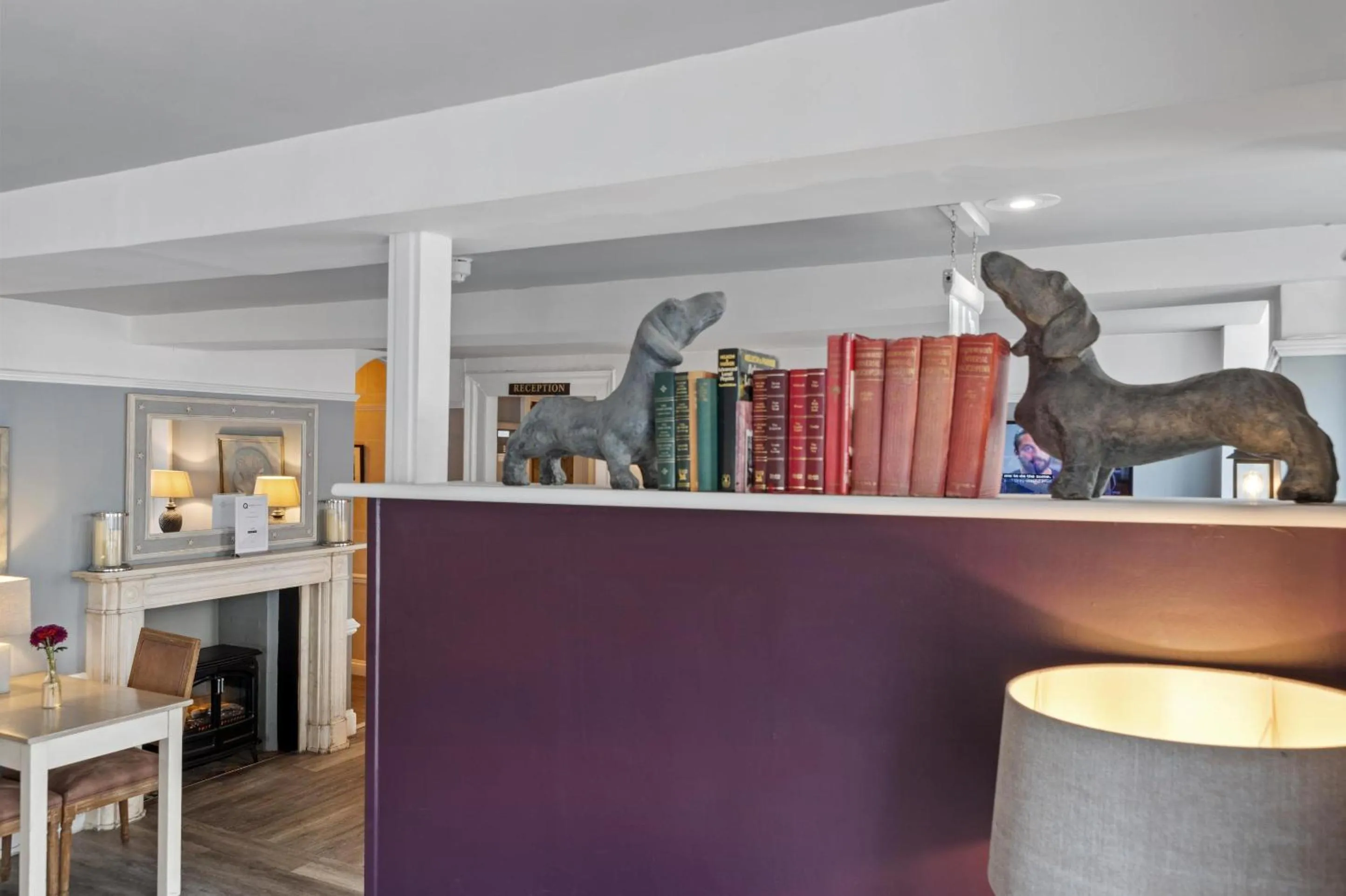 Lounge or bar in Sleeping Bear Hotels Dorchester