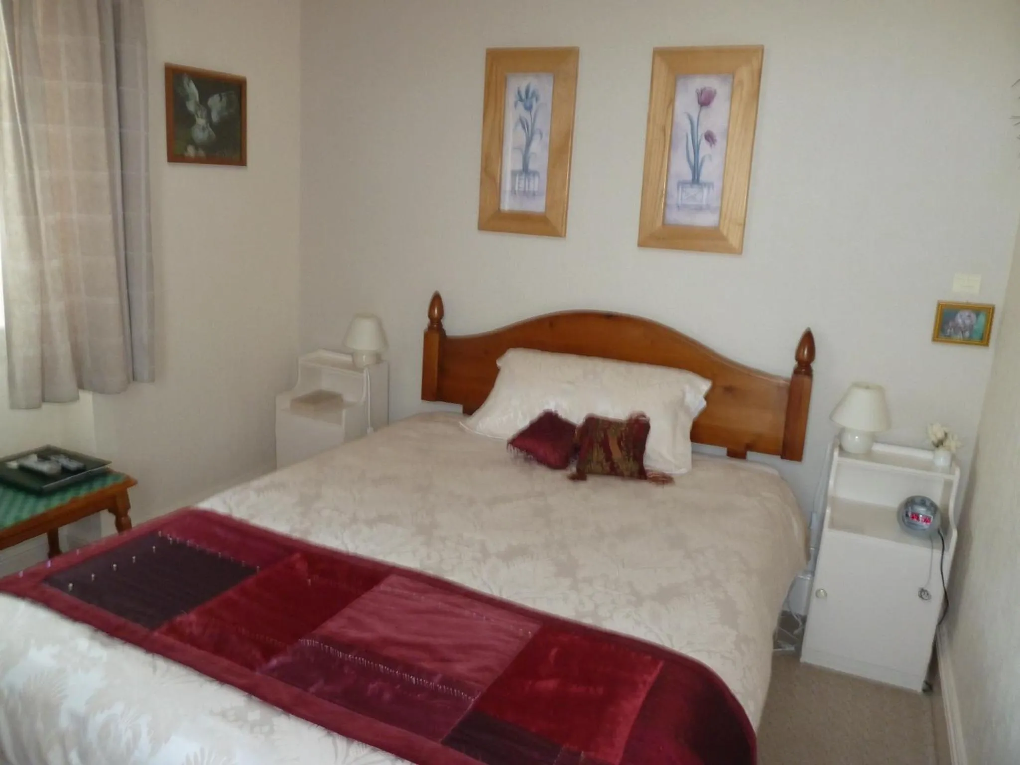 Bed in The Owls Crest House B&B