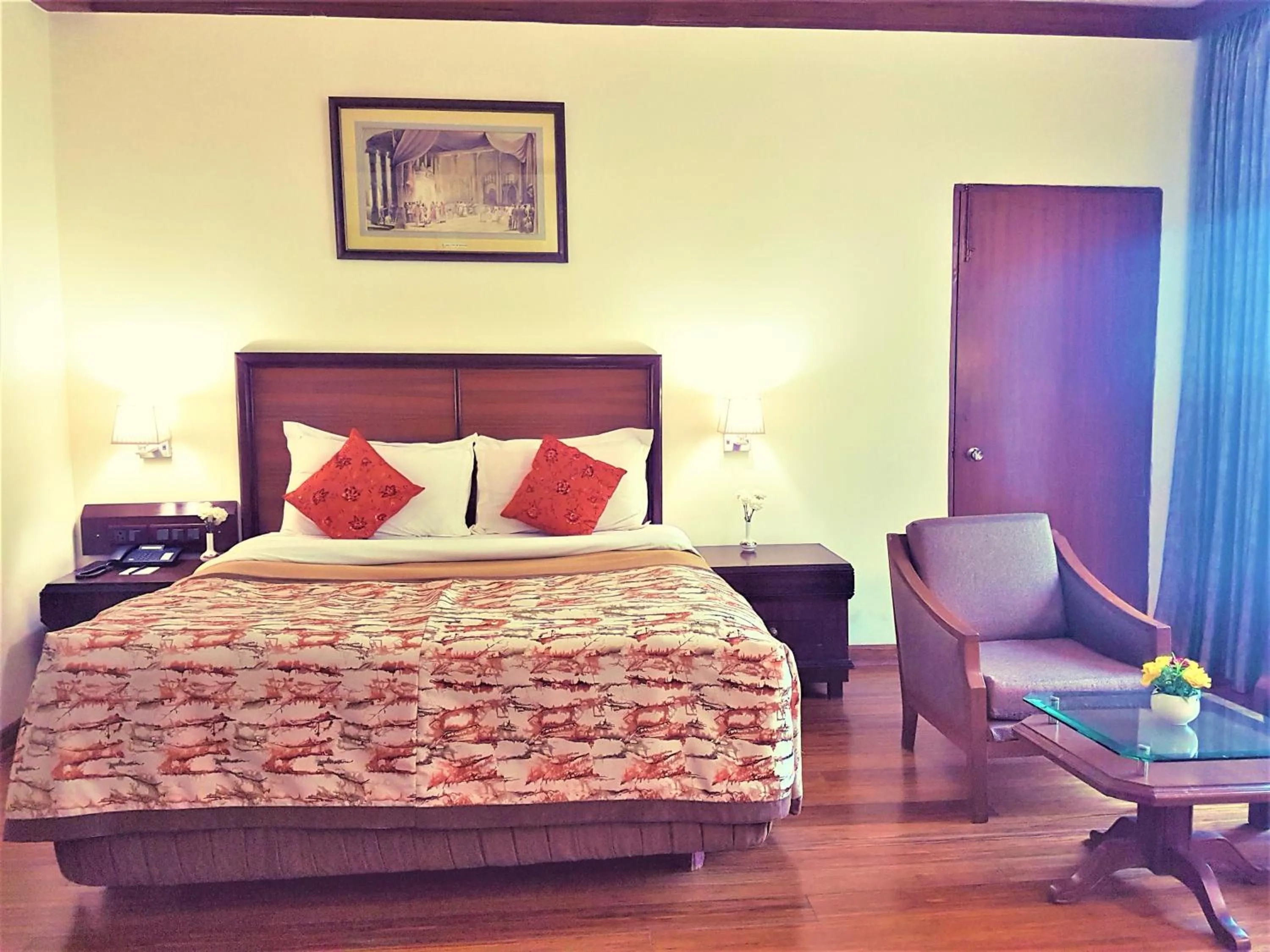 Bedroom, Bed in Hotel Samrat, New Delhi