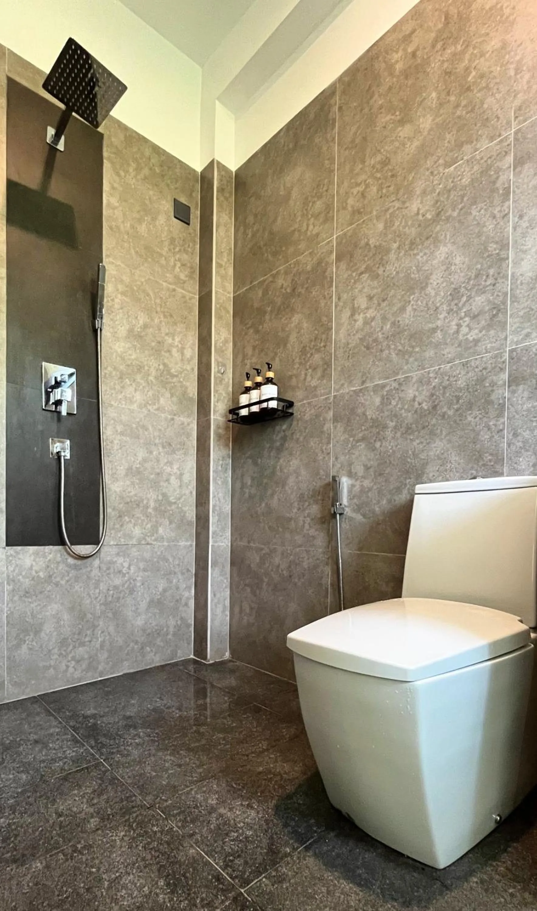 Shower in Shades Hotel & Villa