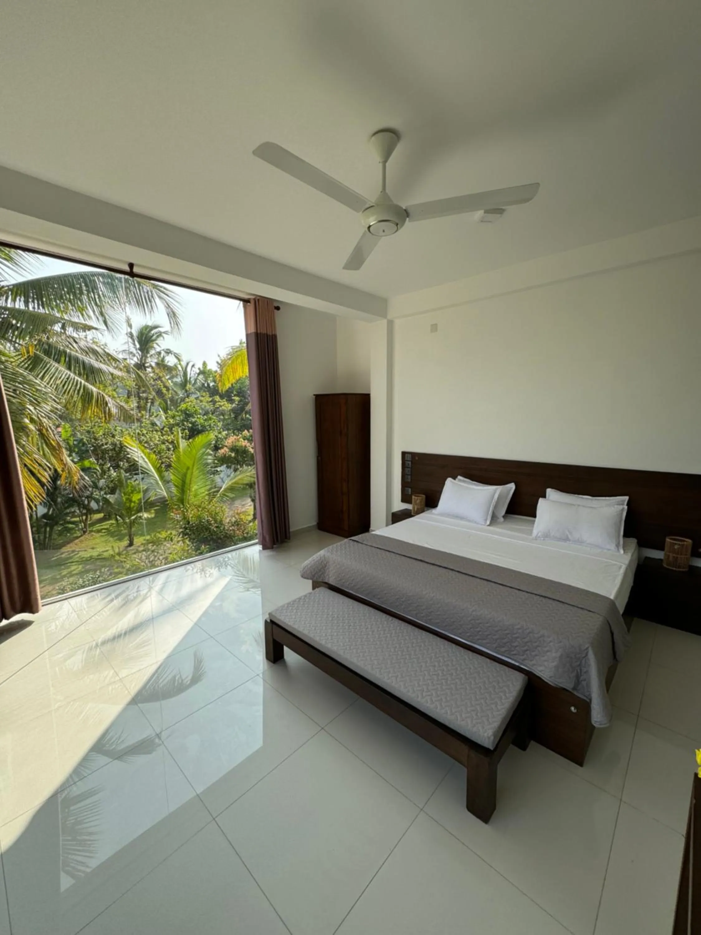 Bed in Shades Hotel & Villa