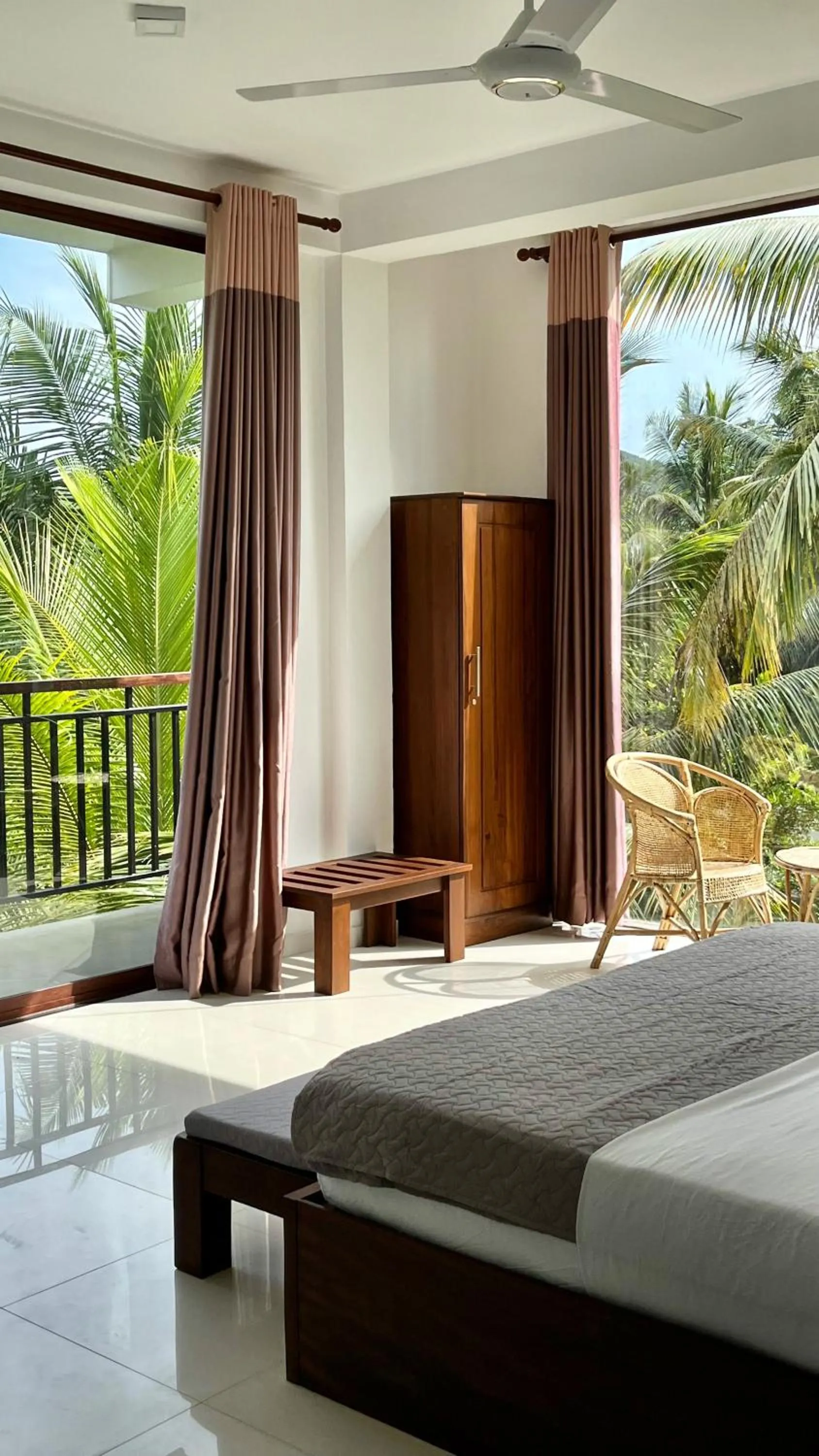 Bed in Shades Hotel & Villa