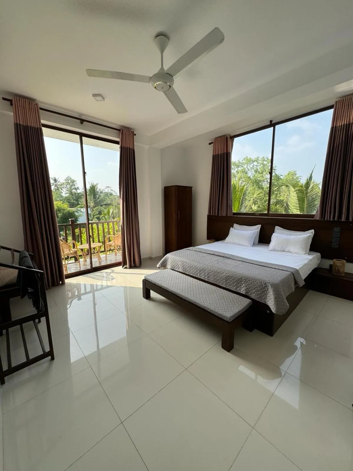 Bed in Shades Hotel & Villa