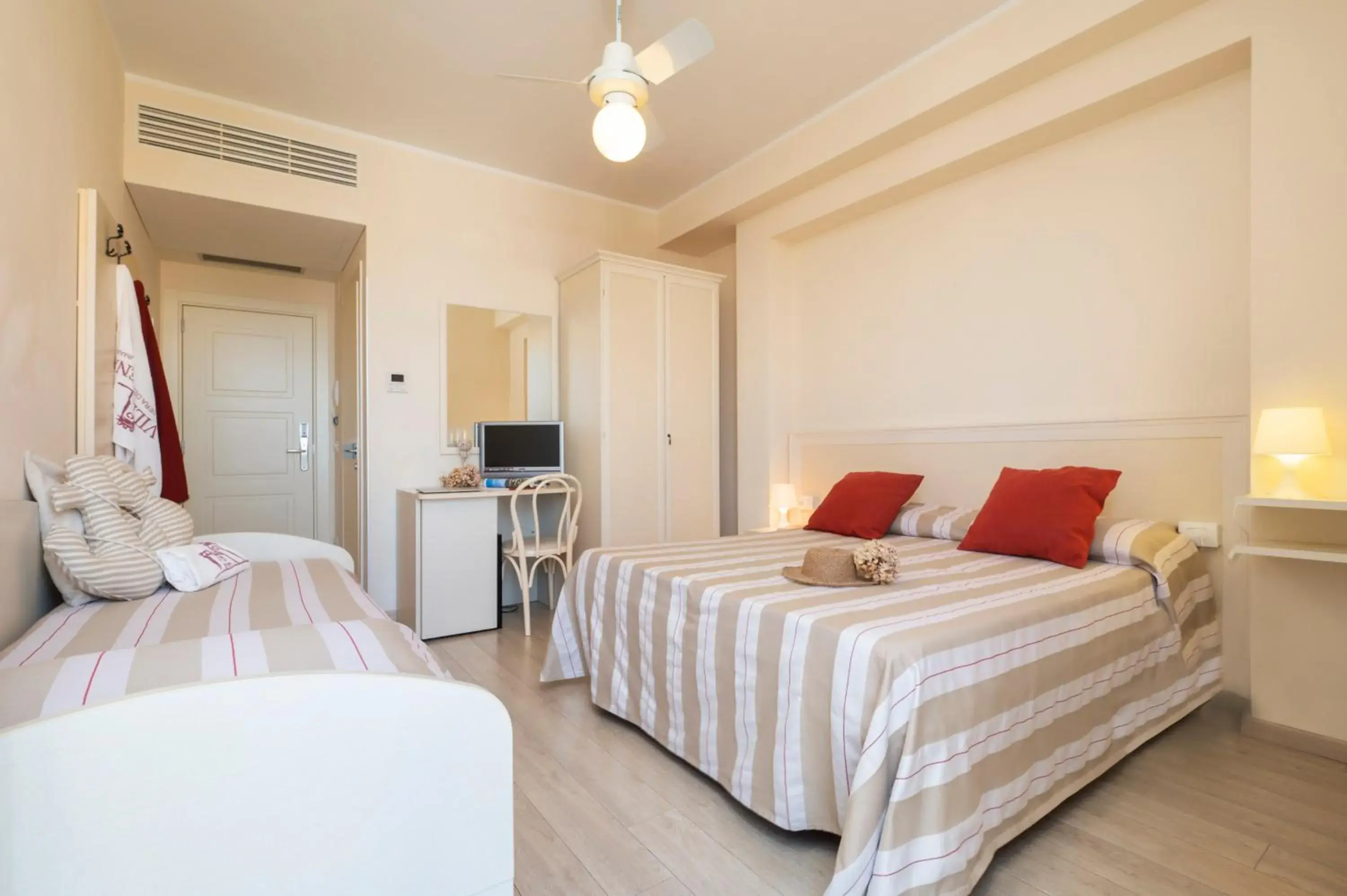 Triple Room with Balcony in Hotel Villa Sirena Numana Triple Room with Balcony in Hotel Villa Sirena Numana