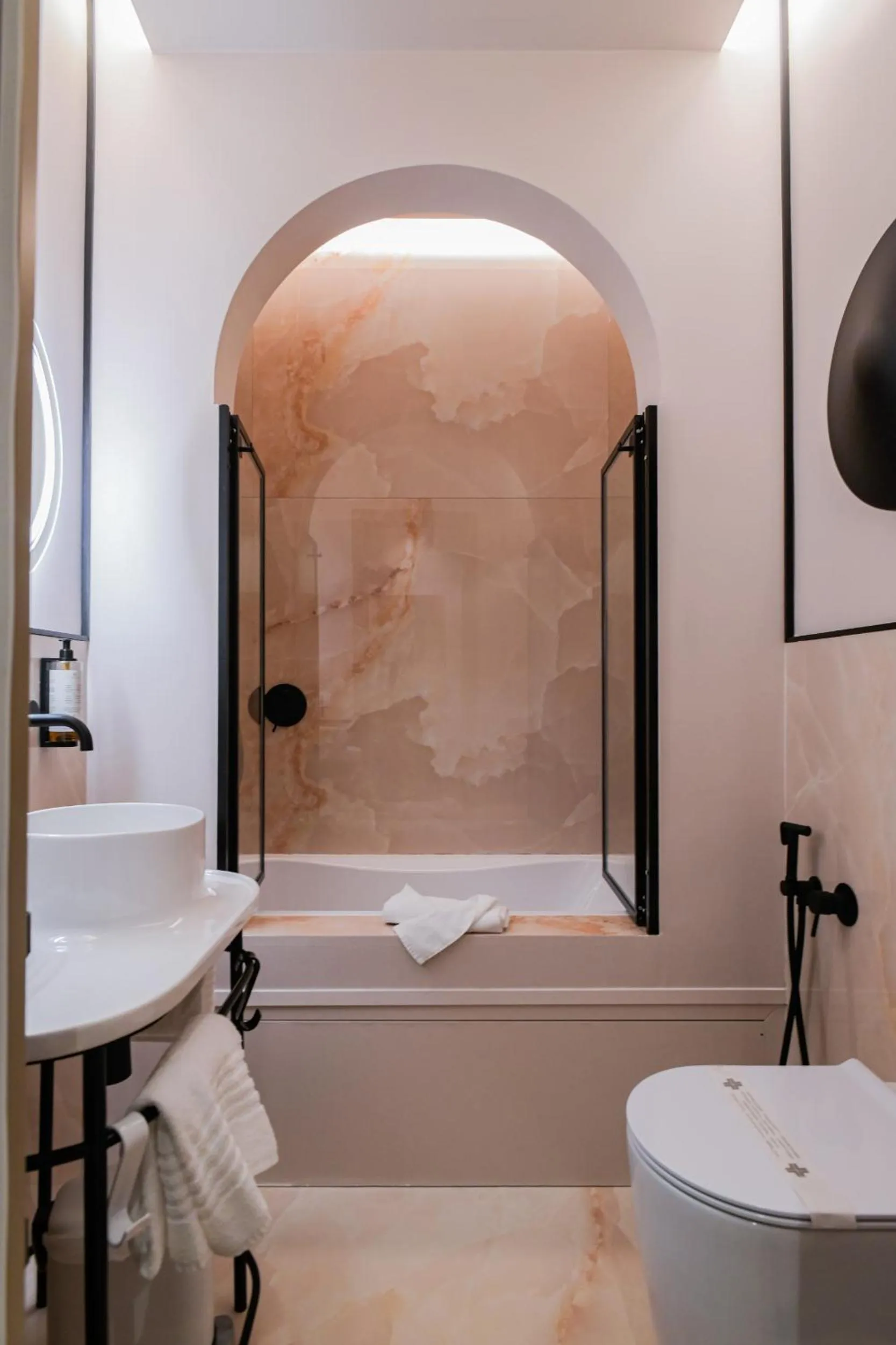 Shower in 163 BOUTIQUE HOTEL