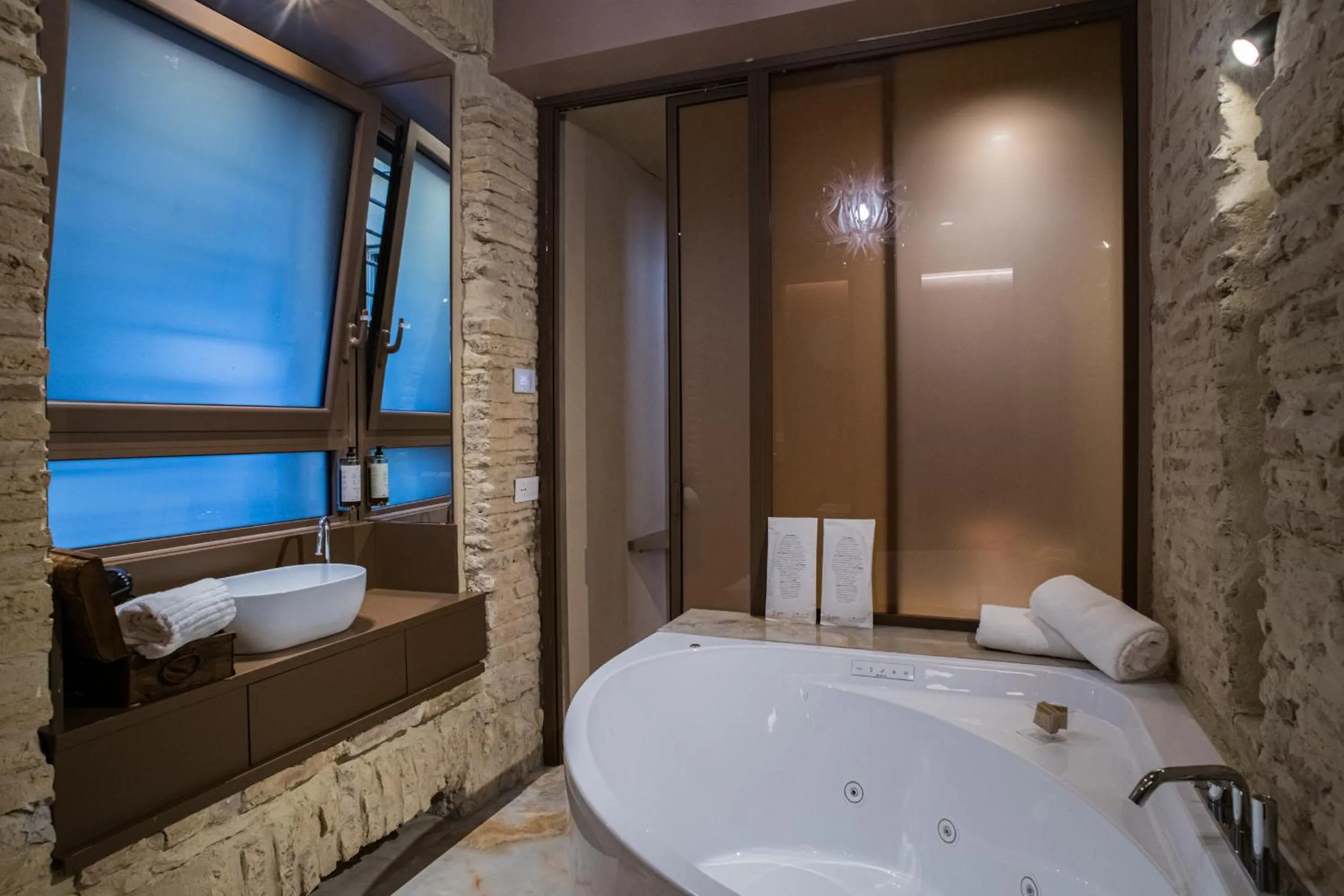 Hot Tub, Bed in 163 BOUTIQUE HOTEL