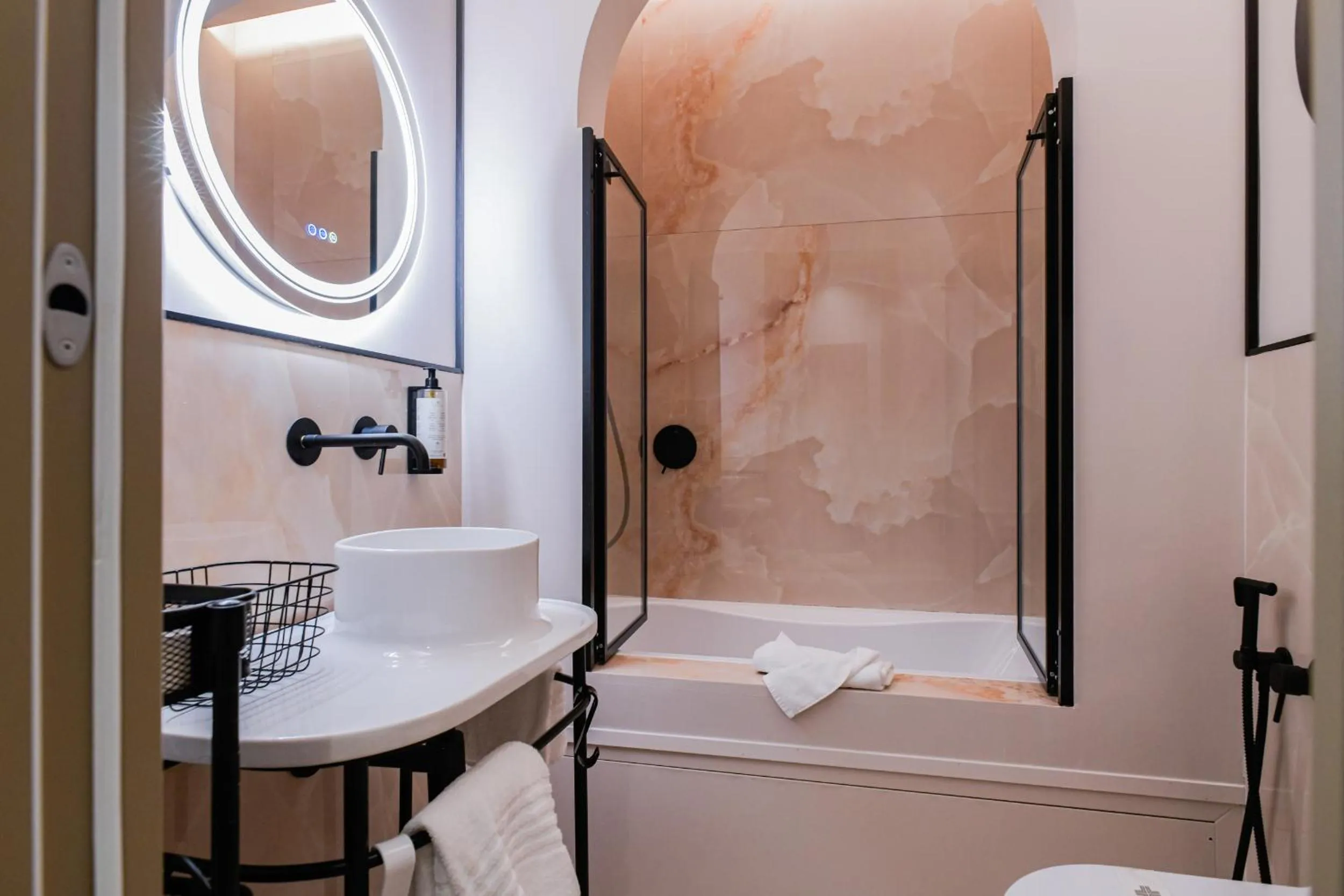 Shower in 163 BOUTIQUE HOTEL