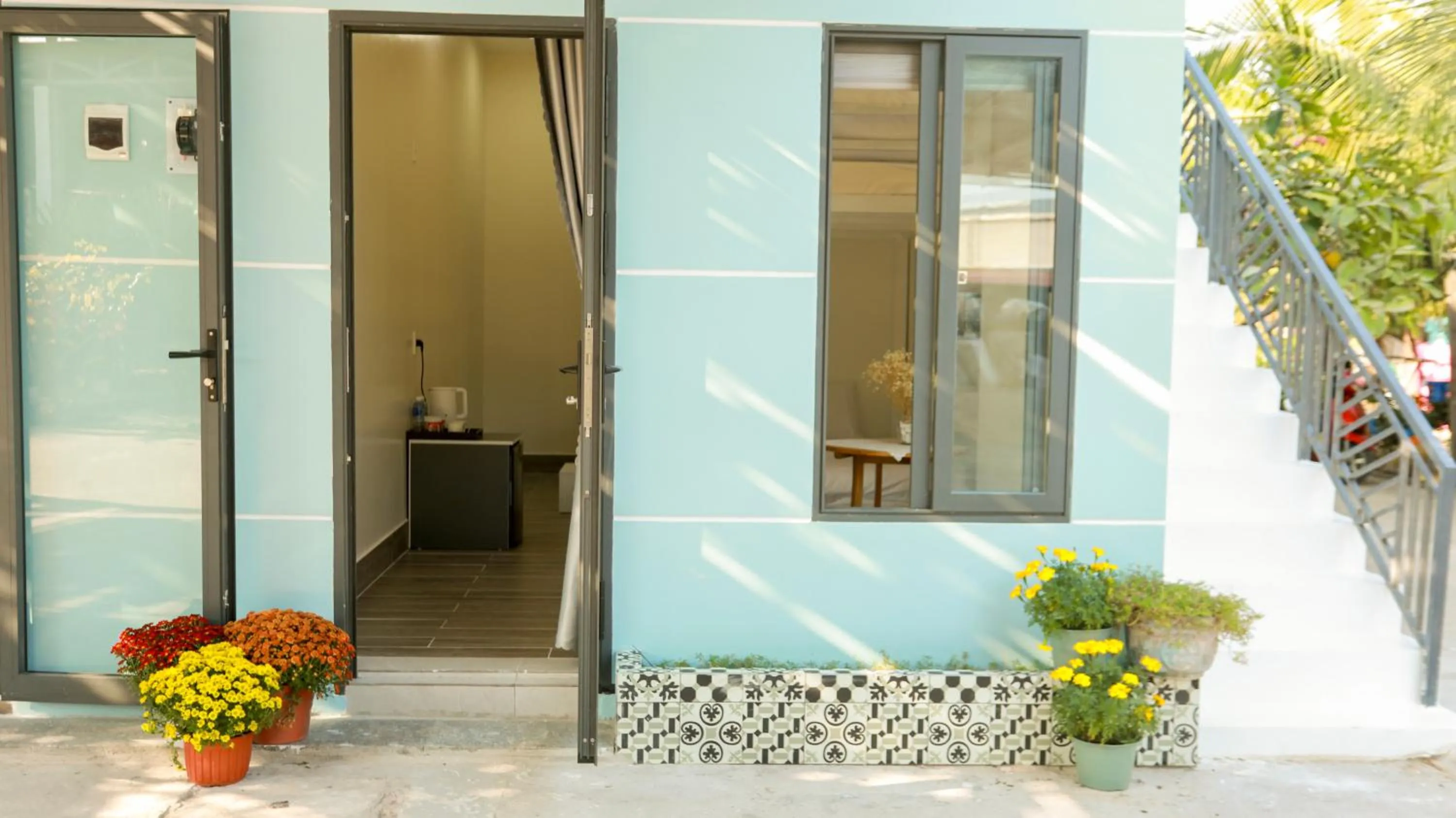 Facade/entrance in Kiwi's Homestay & Cafe