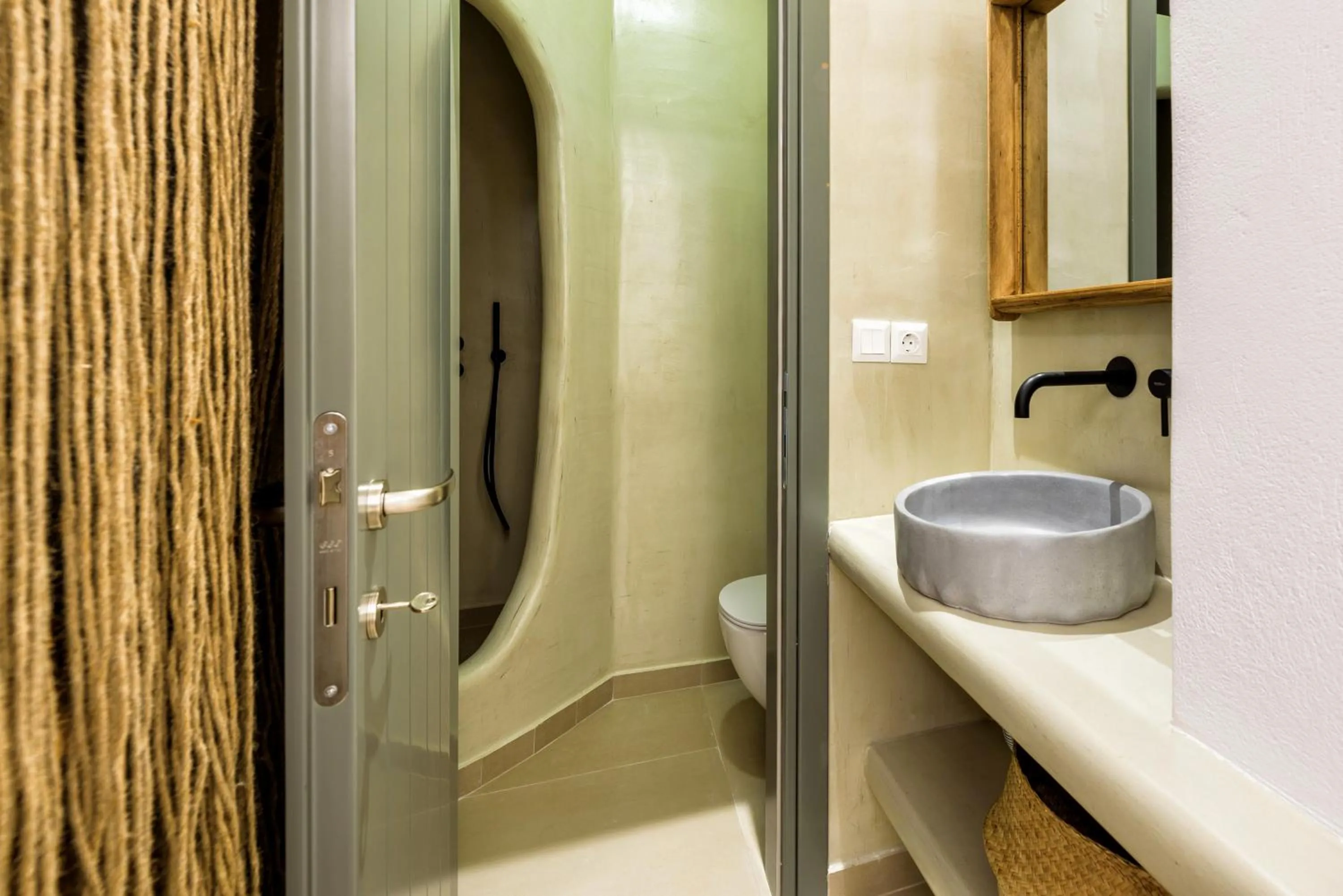 KIANO SUITES
