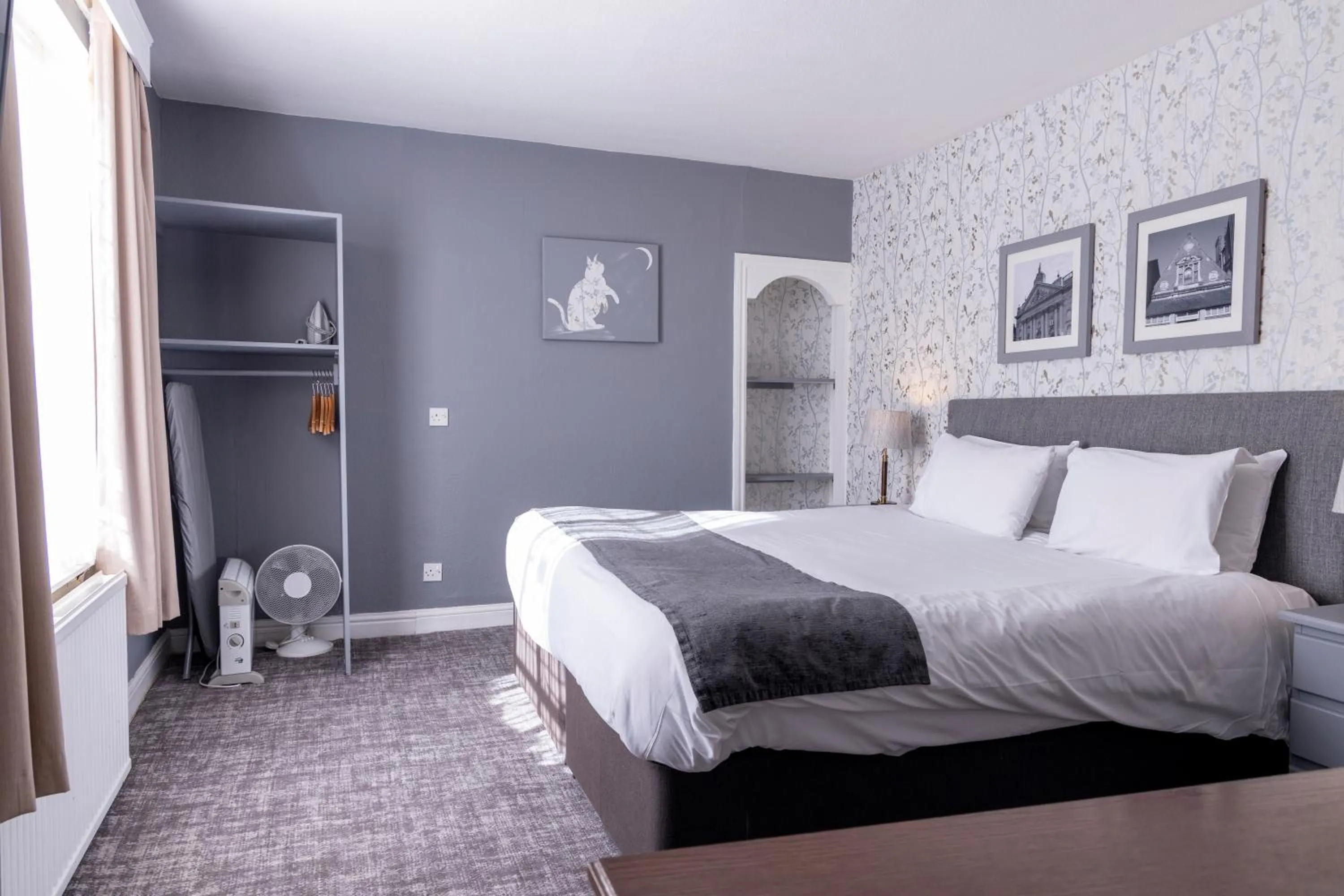 Bed in Cromwell Lodge Hotel by Greene King Inns