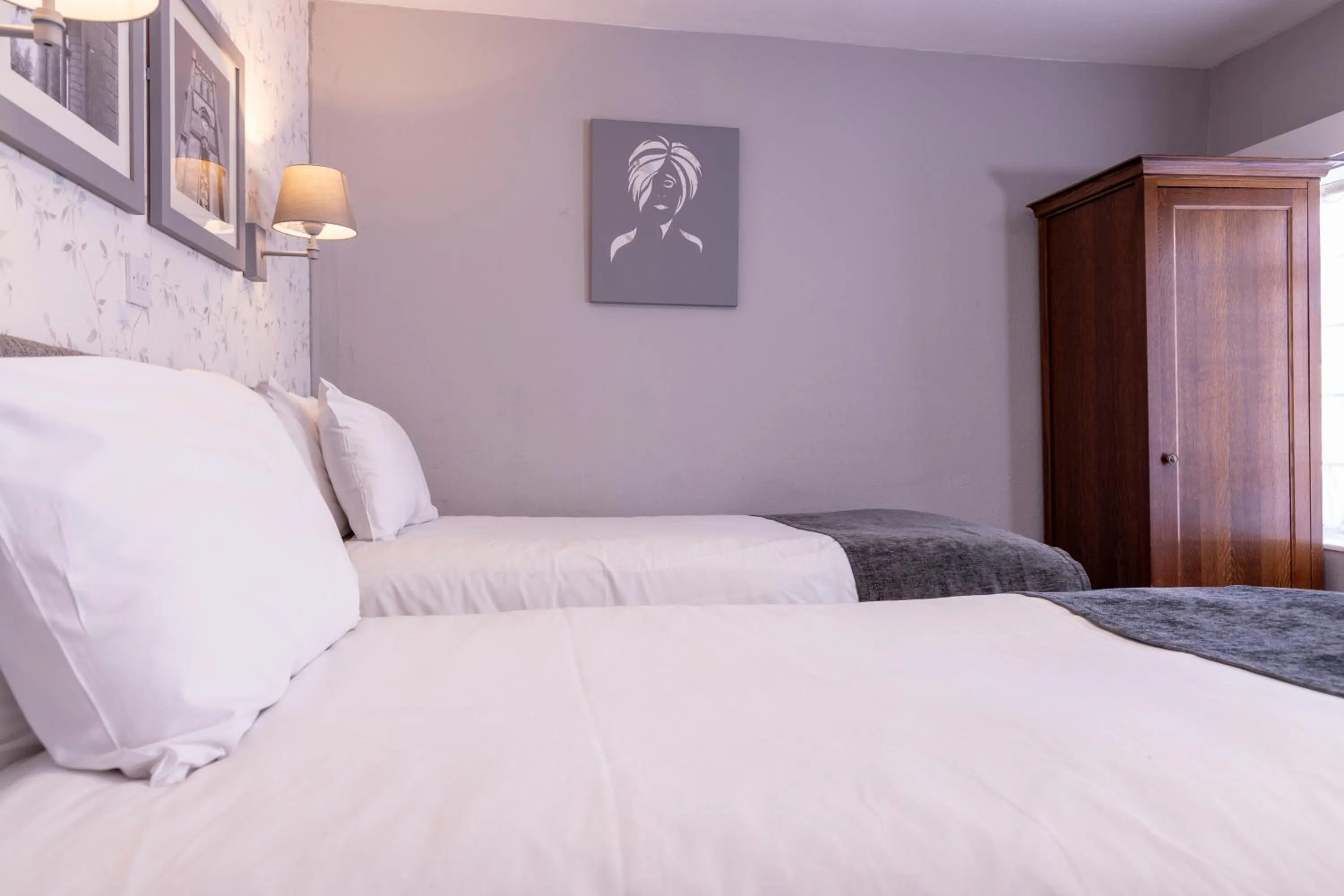 Bed in Cromwell Lodge Hotel by Greene King Inns