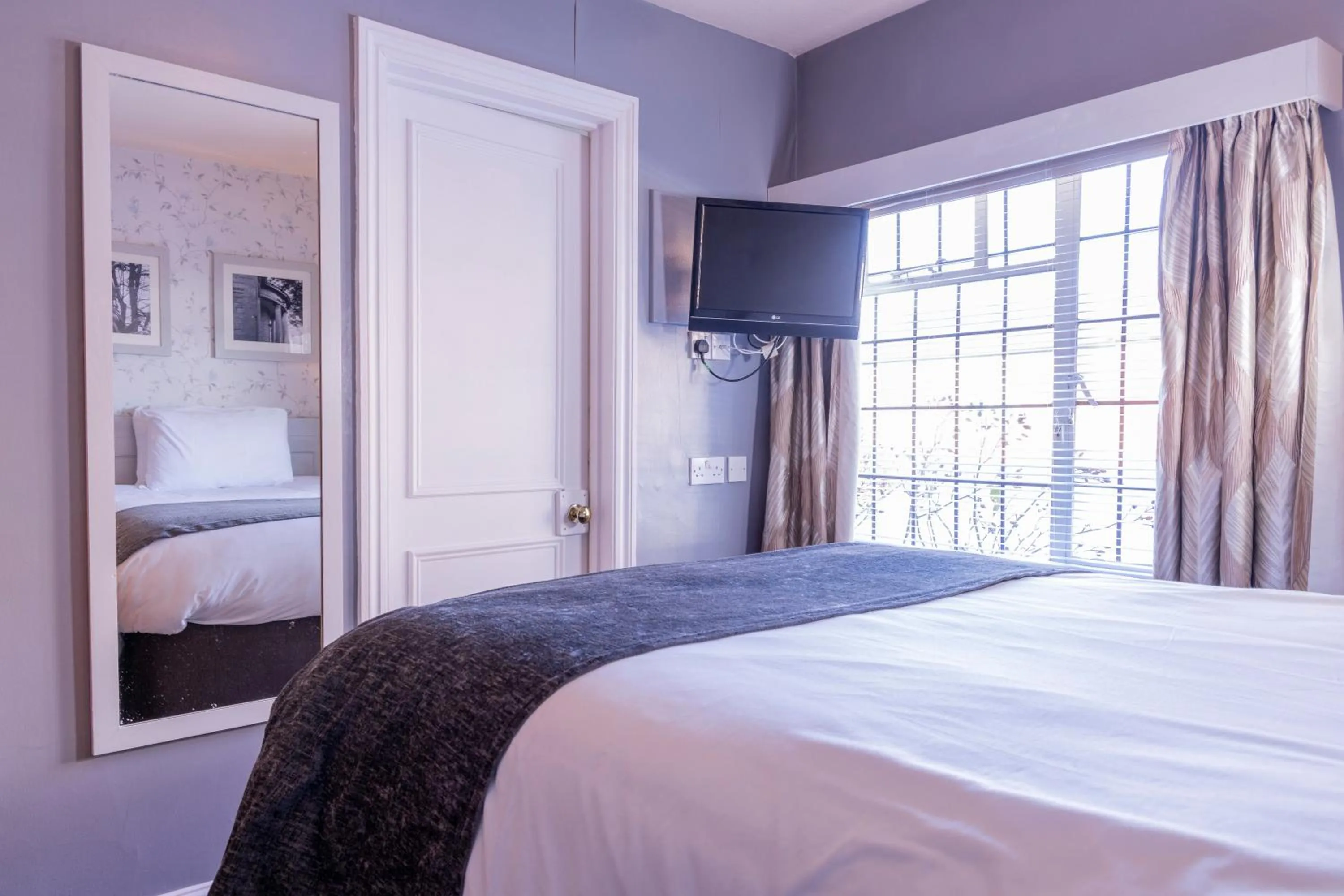 Bed in Cromwell Lodge Hotel by Greene King Inns