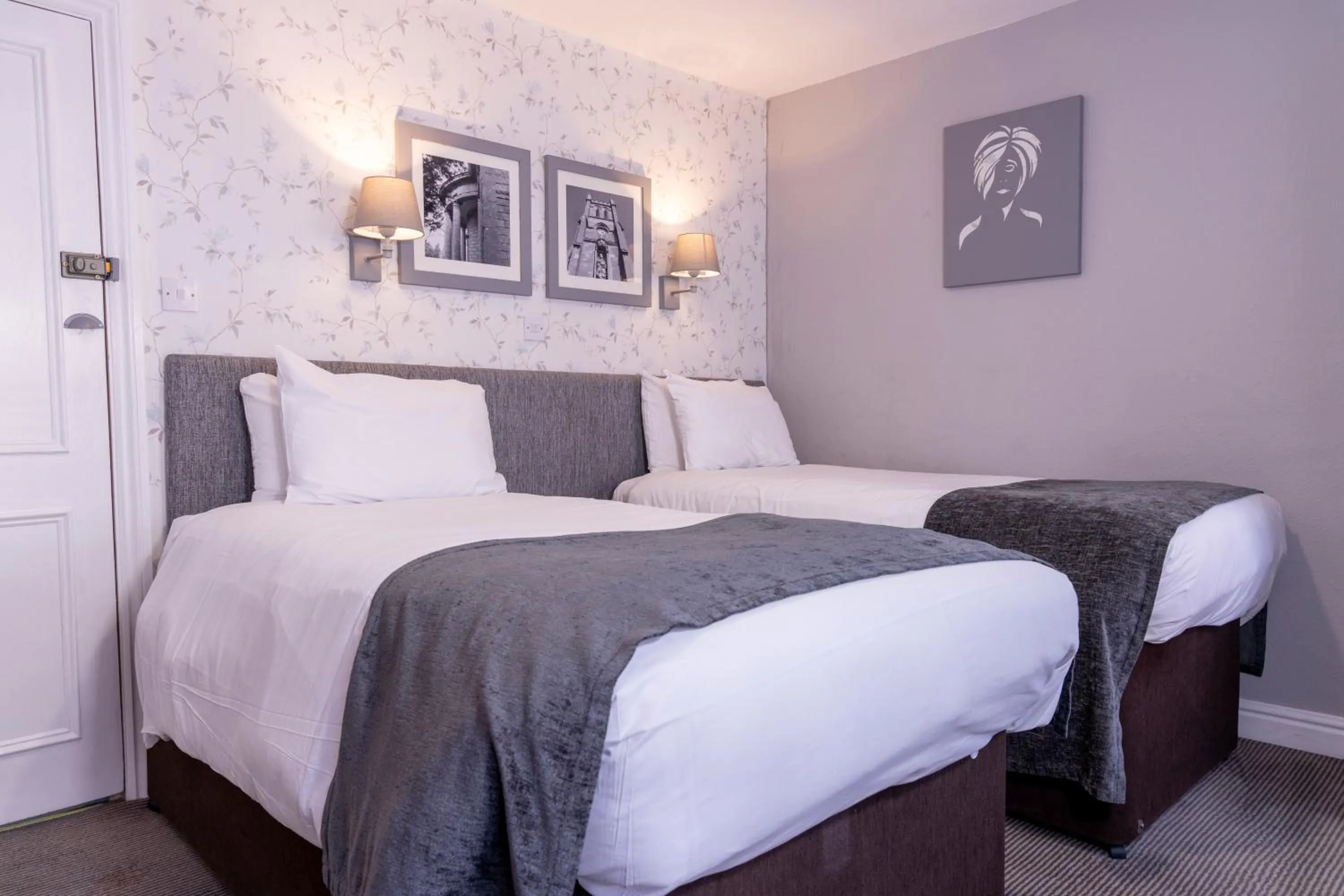 Bed in Cromwell Lodge Hotel by Greene King Inns