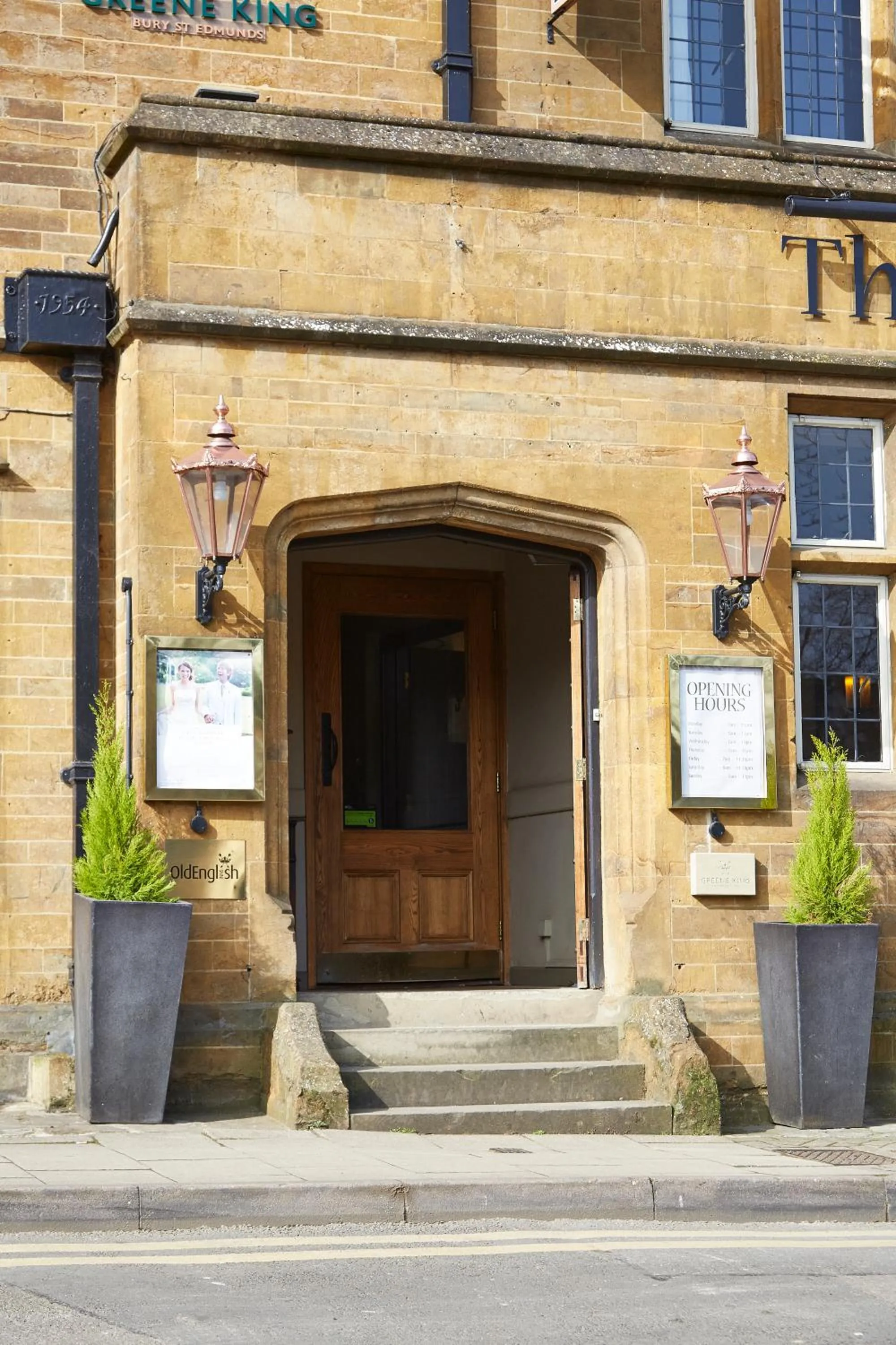 Facade/entrance in Cromwell Lodge Hotel by Greene King Inns