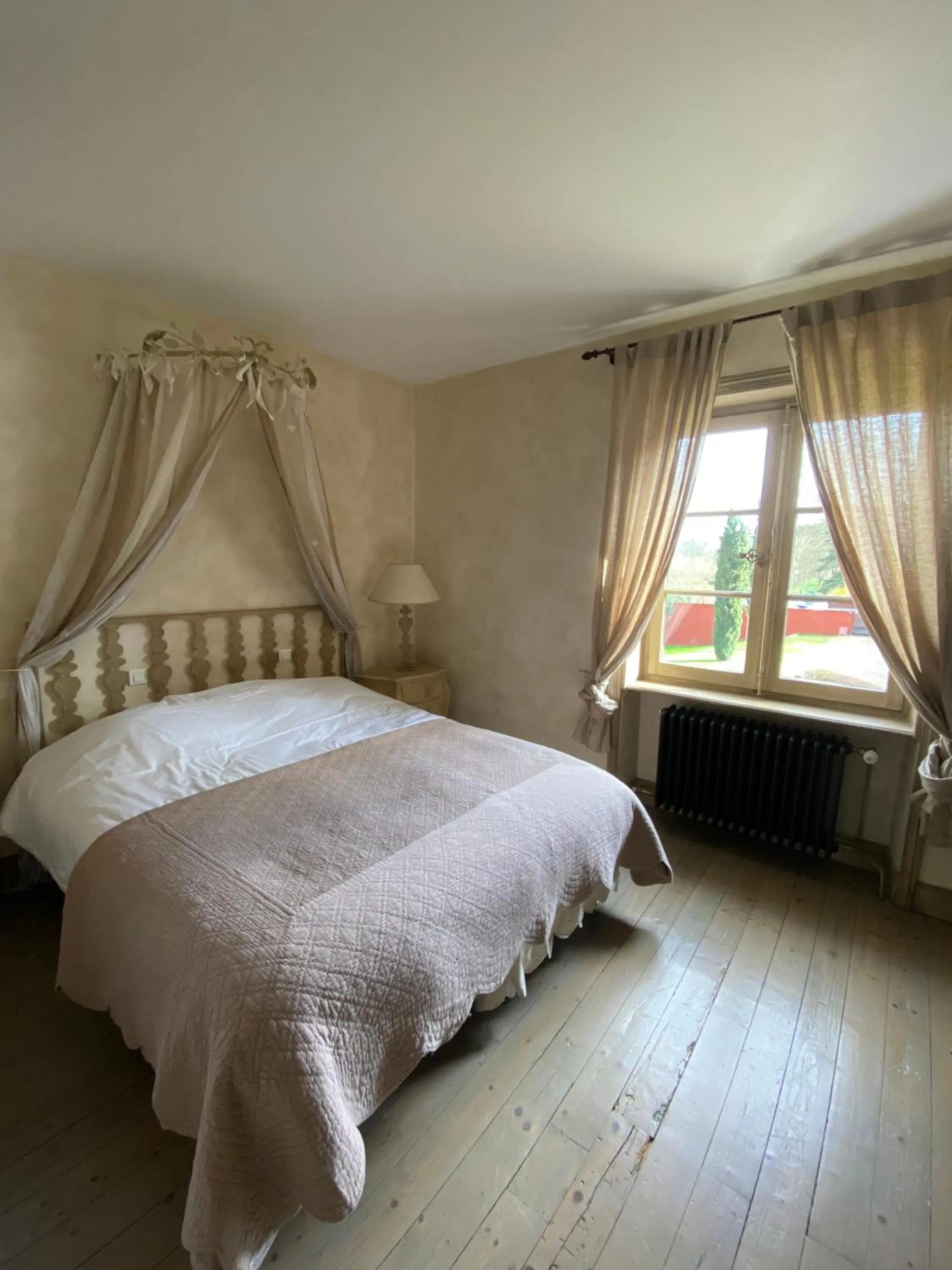 Bedroom, Bed in Les Jardins de la Tour