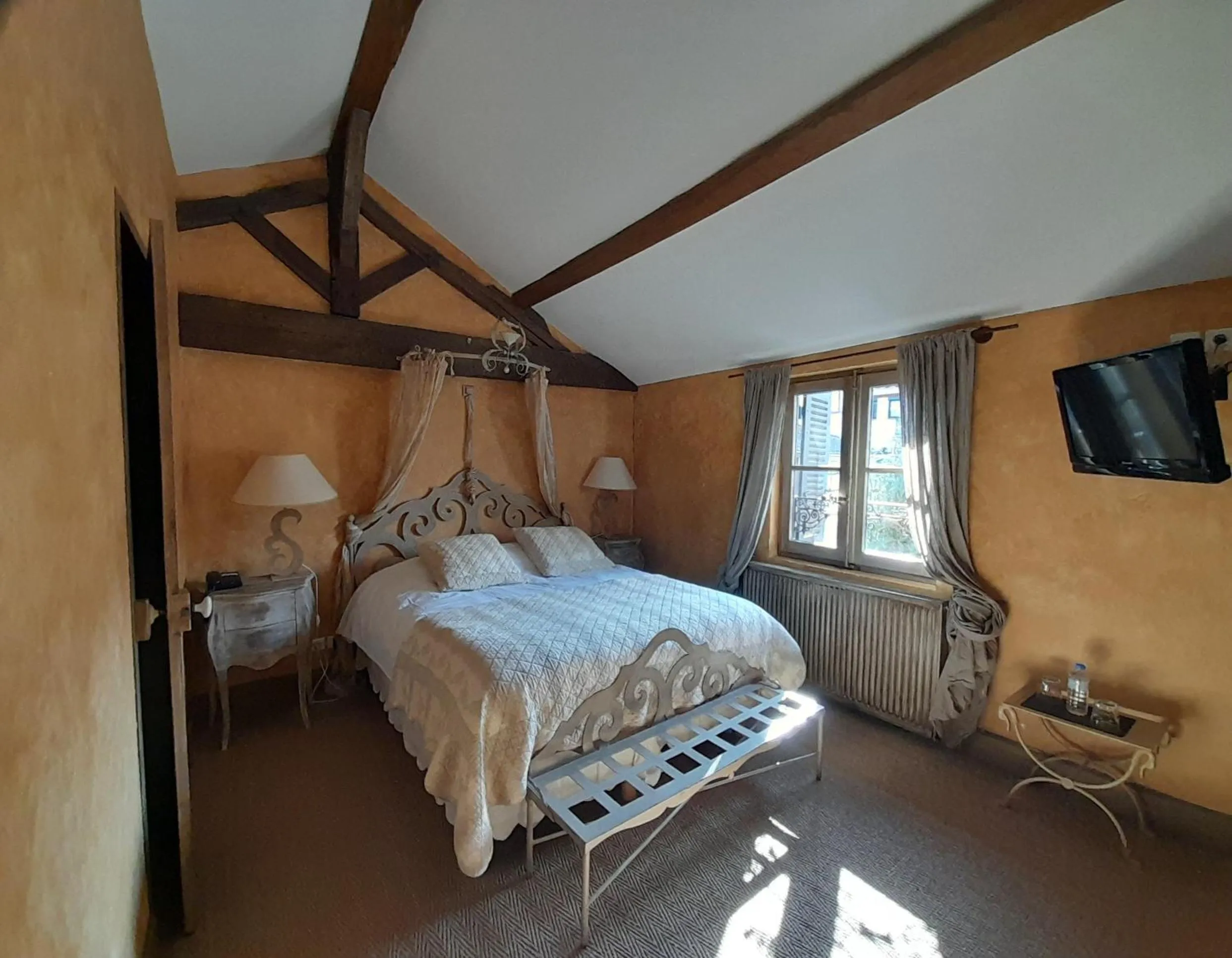 Bedroom, Bed in Les Jardins de la Tour