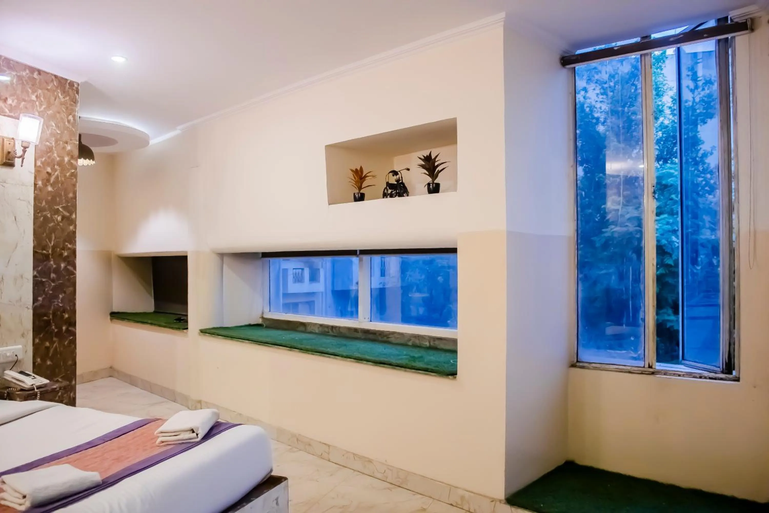 Bed, TV/Entertainment Center in Hotel Airport City Near Delhi International Airport